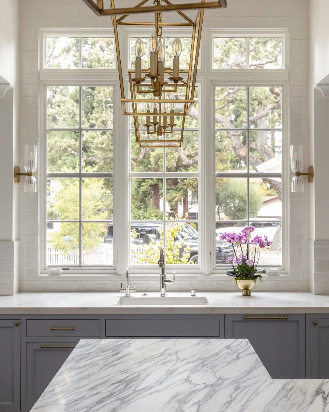 There&rsquo;s something so special about a kitchen filled with natural light...🤍

These oversized windows flood the space with sunshine all day long, making everything feel bright, airy, and welcoming. And honestly, having a beautiful view like this