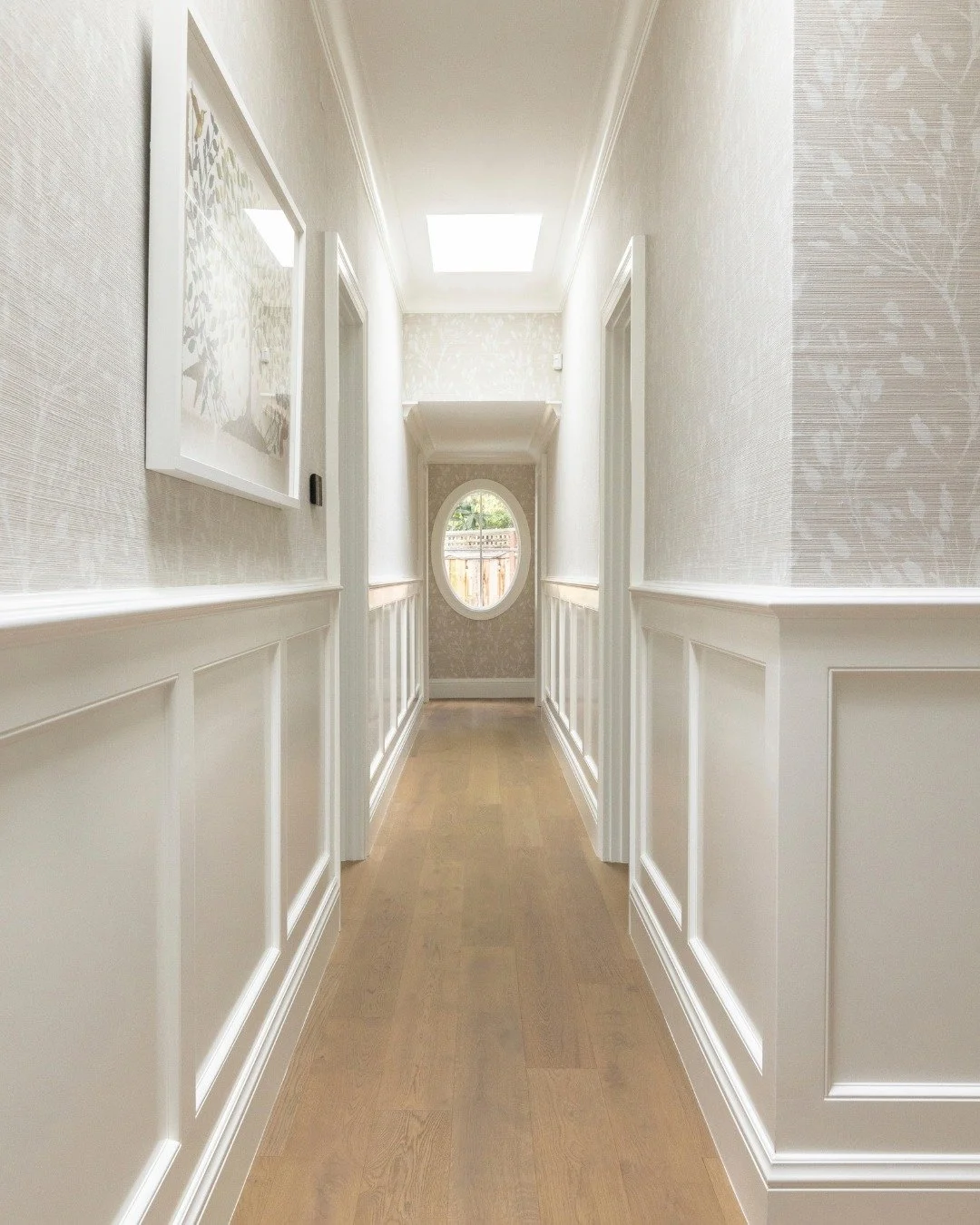 Proof that a hallway can be so much more than just a pass-through...💙

#hallwaydesign #interiordetails #layeredneutrals #classicdesign #bayareainteriors
