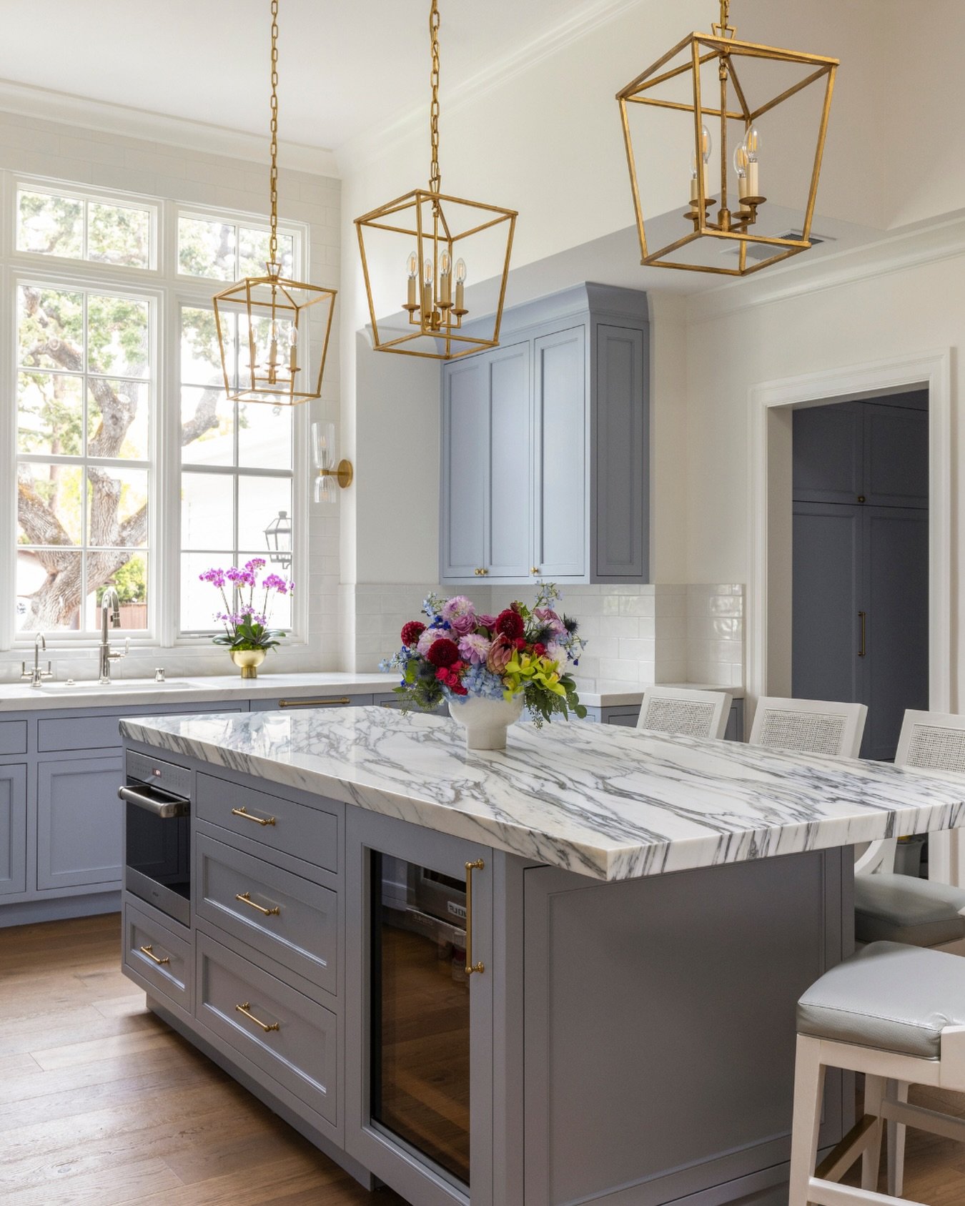 Natural light changes everything in a kitchen!

There&rsquo;s something so special about big windows like these, the way they flood the space with warmth throughout the day, make every finish feel alive, and instantly create that open, welcoming feel