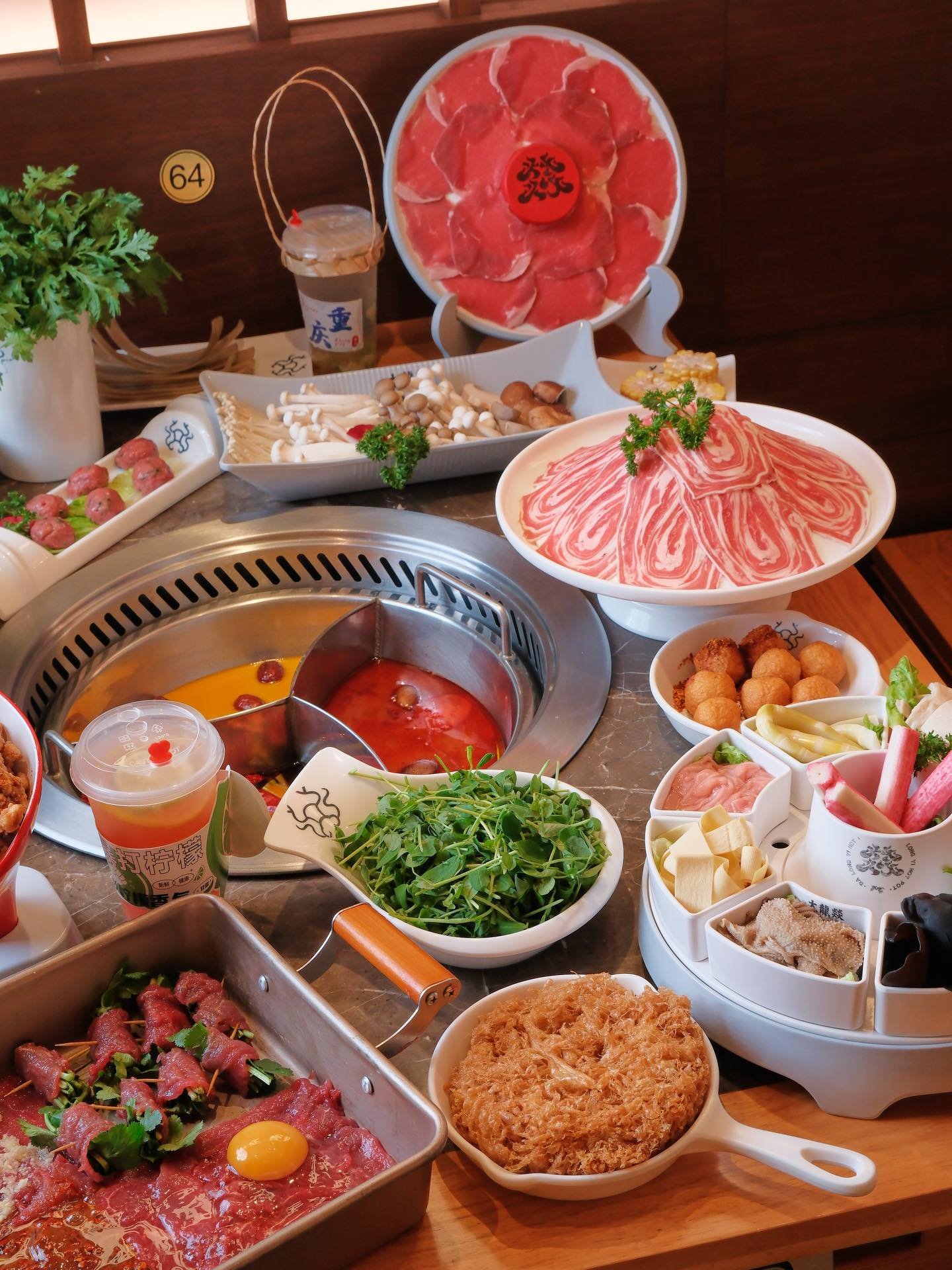 There&rsquo;s nothing you can&rsquo;t get at Dalongyi Hot Pot 🍲🔥

All kinds of meats,
all kinds of vegetables &mdash;

and even our nine-grid platter,
made to satisfy every craving in one go.

A full table, exactly how you want it.

And don&rsquo;t