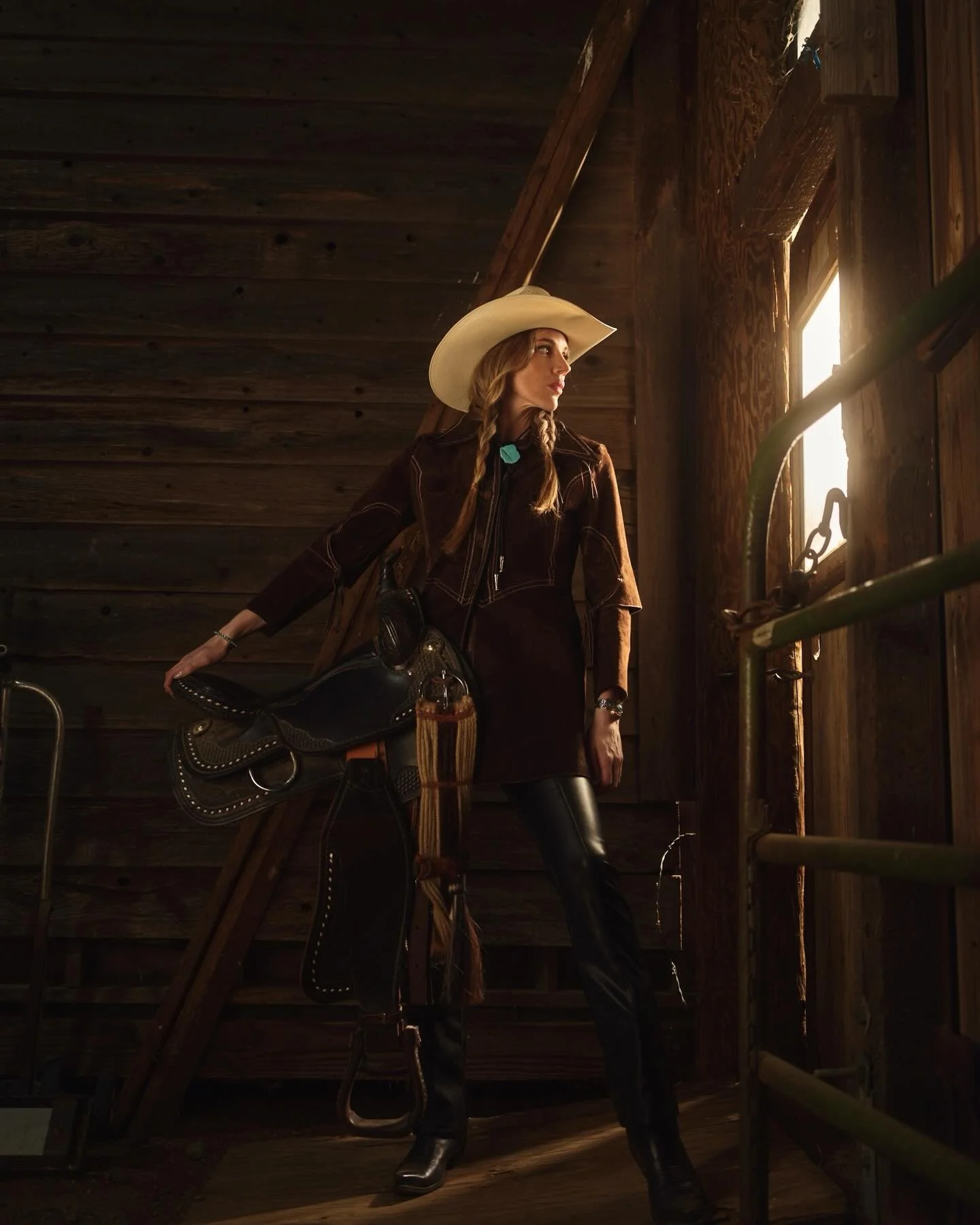 Heather gettin ready to ride at dawn in Zamora.

@heatherhhawes talent
@rebeccabutzstyling makeup/hair
@amyannchernikova styling
@laurelwich special assist ninja
@barbarmer location

@stetson #westernvibes #stetson #cowboyboots #cowboyup #horsegirl #