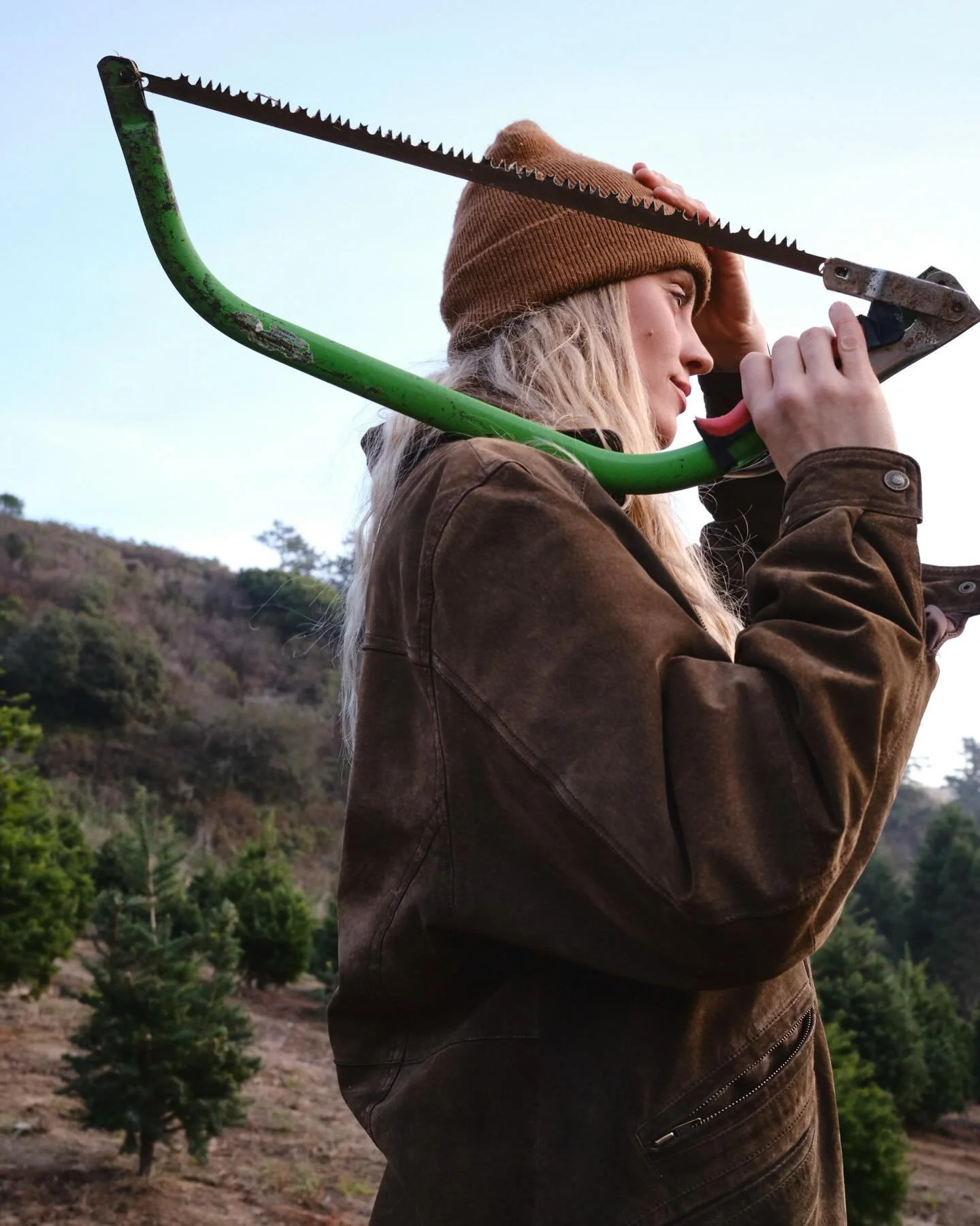 Watch @laurelwich cut down her Christmas tree. All by herself. 🎄

#californiachristmas