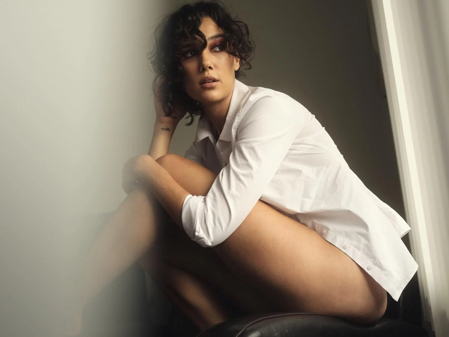 Quiet moments with @ari.cousins 
HMUA @luzbeauty 
Agency @opt1_models 
Thank you @sarahannesam @jaskirann_