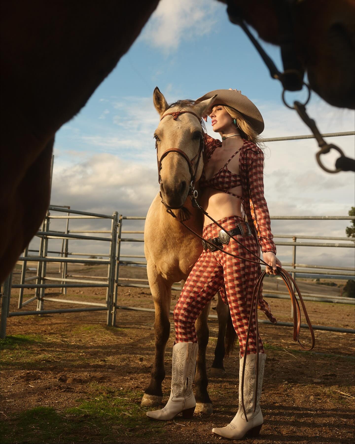 Saddle-up with Heather in Zamora

@heatherhhawes talent
@rebeccabutzstyling makeup/hair
@amyannchernikova styling
@laurelwich special assist ninja
@barbarmer horses

@stetson #westernvibes #stetson #cowboyboots #cowboyup #horsegirl #westernwear #ranc