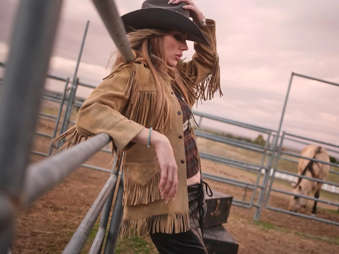 Heather in Zamora

Thank you:
@heatherhhawes talent
@rebeccabutzstyling makeup/hair
@amyannchernikova styling
@laurelwich special assist assasin
@barbarmer horses &amp; location

@stetson #westernvibes #stetson #cowboyup #horsegirls #westernwear