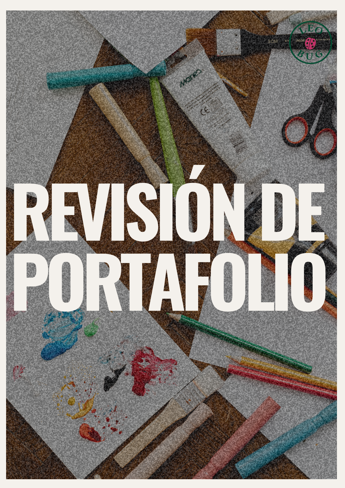 Materiales y herramientas para la revisión de un portafolio, incluyendo papeles, tijeras, lápices, pinceles, y una hoja con pintura y manchas de tinta, sobre una mesa de madera.