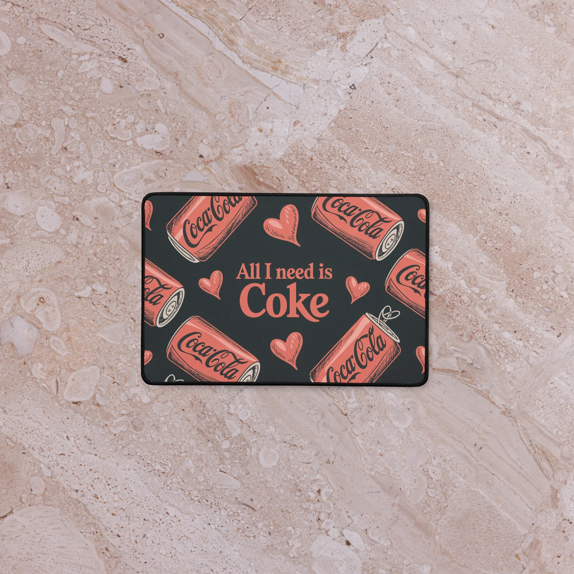Tapete de Mesa "ALL I NEED IS COKE" – Antiderrapante, para Gaming e Trabalho
