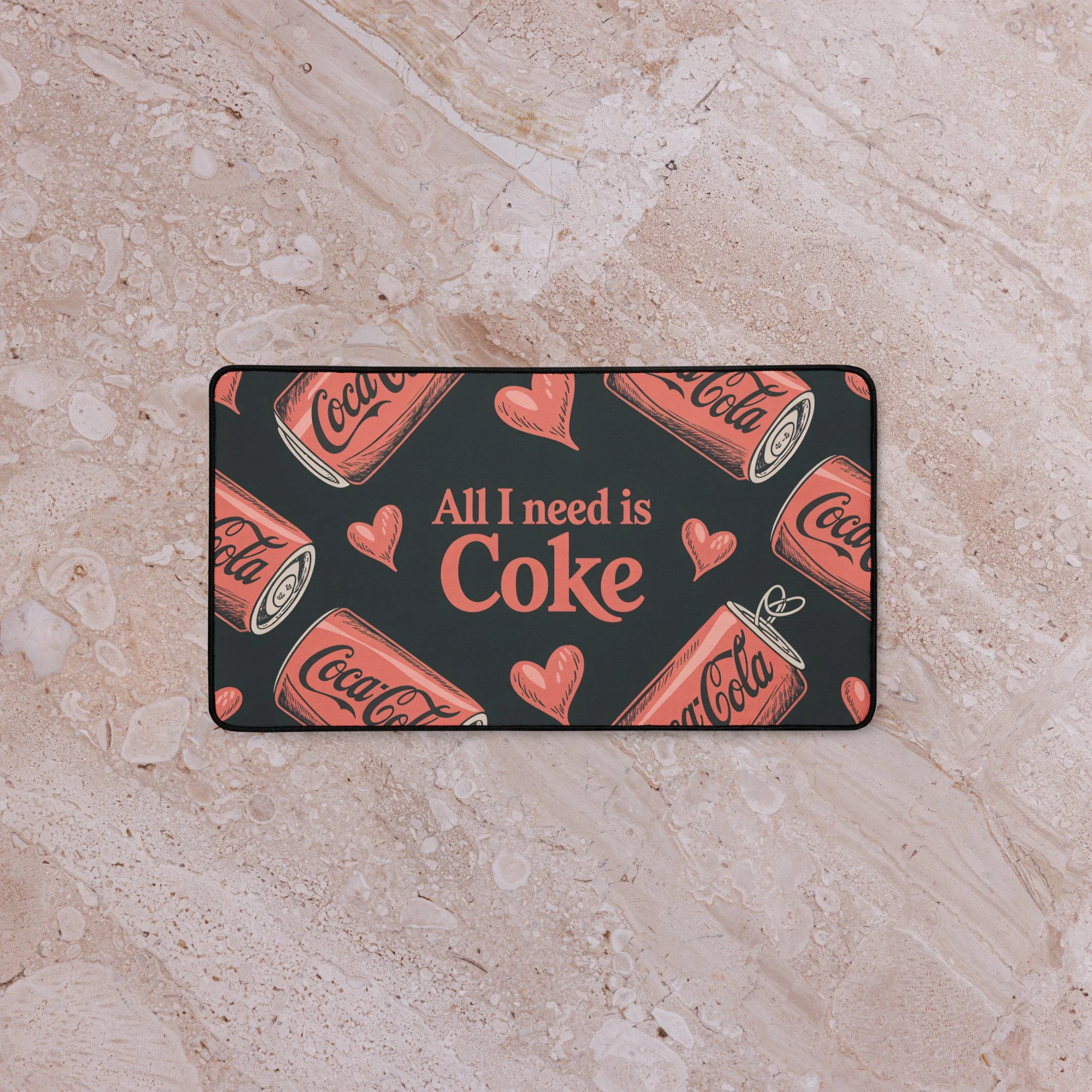 Tapete de Mesa "ALL I NEED IS COKE" – Antiderrapante, para Gaming e Trabalho