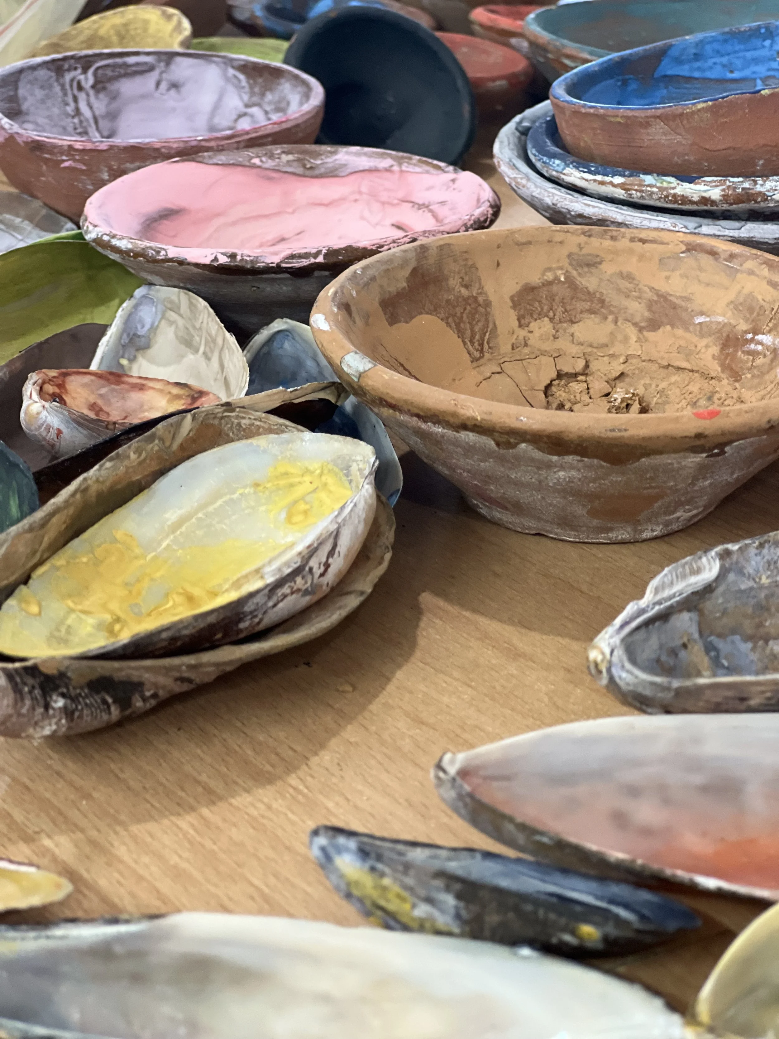 Colour pigments mixed in shells and clay pots