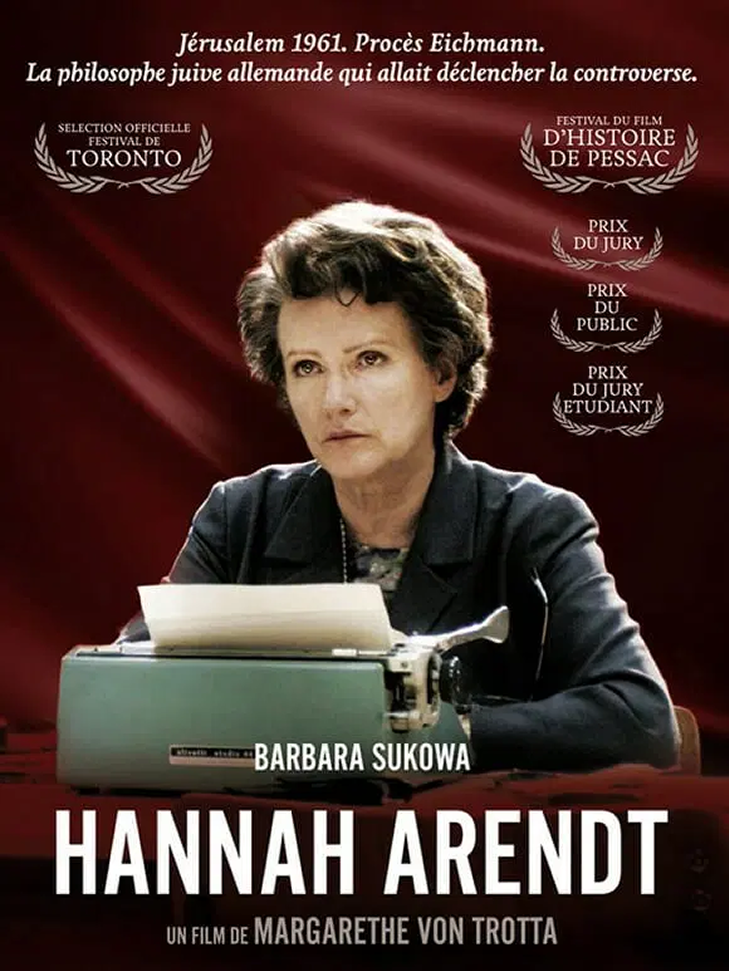 Affiche de film pour "Hannah Arendt" avec une image d'une femme assise à une table avec une machine à écrire, fond rouge, textes en français sur ses réalisations et prix, mentionne Barbara Sukowa, film de Margarethe von Trotta.