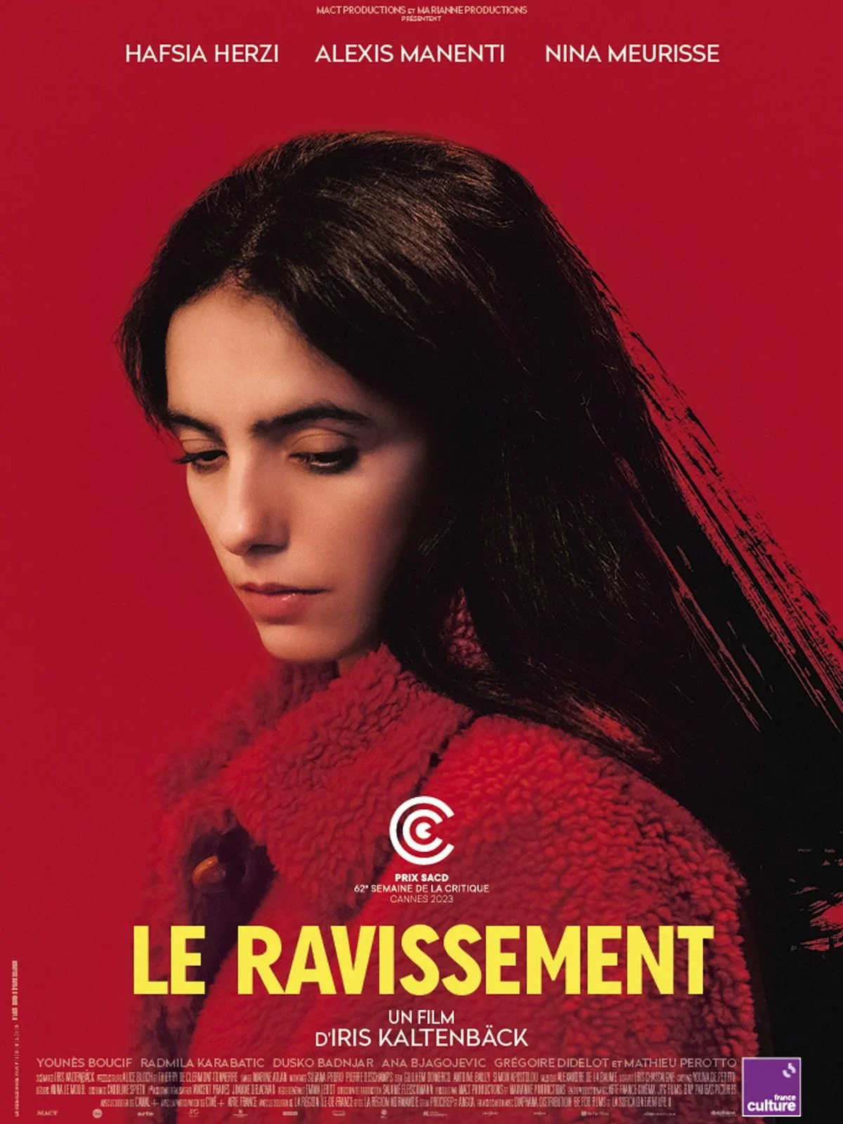 Affiche de film intitulée "Le Ravissement" avec une femme aux cheveux longs et foncés, portant un manteau rouge, regardant vers le bas, avec une fond rouge.
