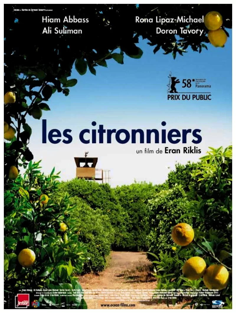 Affiche du film 'Les Citronniers' avec un verger de citronniers, un chemin central, un bâtiment en arrière-plan, et un ciel bleu. Textes mentionnant les réalisateurs Hiam Abbass, Ahi Suliman et Eran Riklis, avec des prix et des festivals.