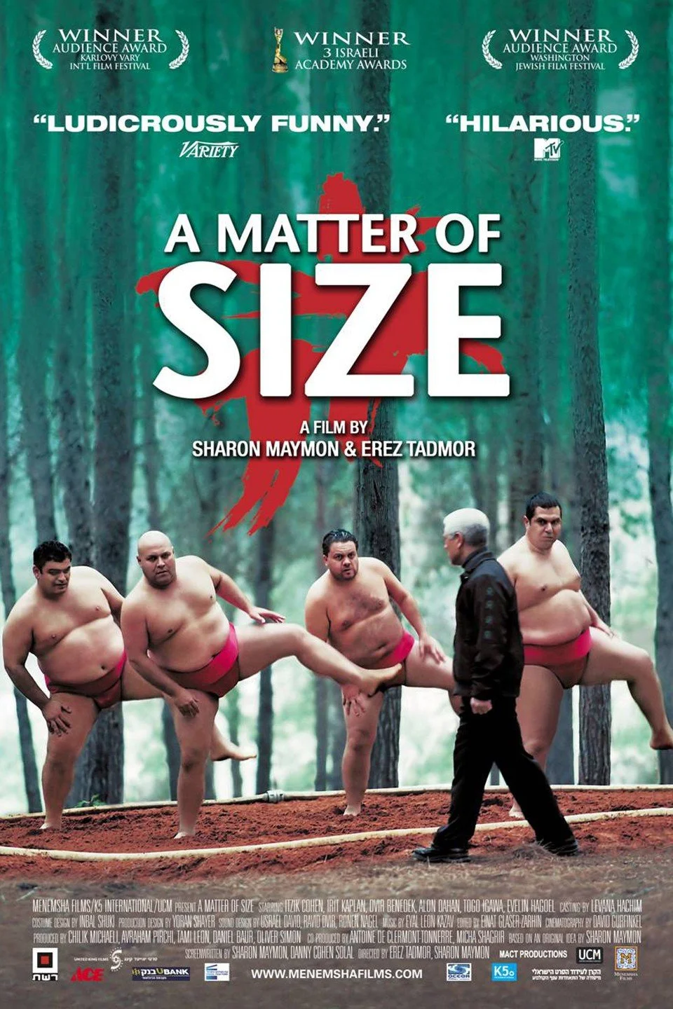 Une affiche de film intitulée 'A Matter of Size' avec quatre hommes en chapeau rose dans une forêt, devant un homme en costume noir, avec des récompenses au sommet et des citations positives.