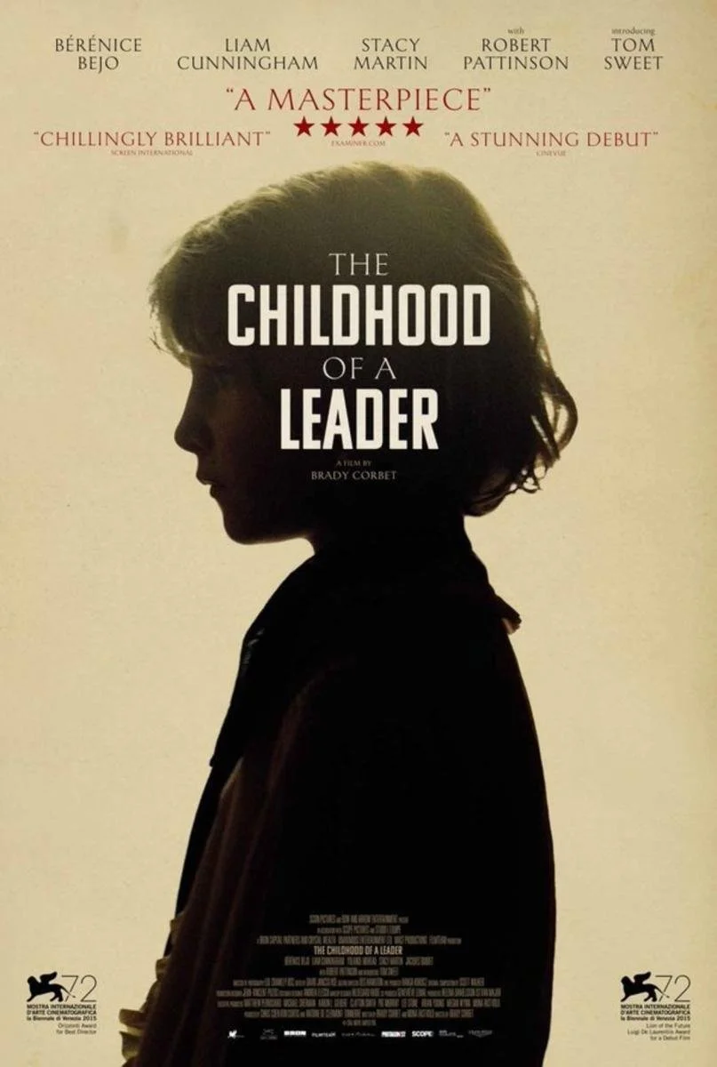 Affiche de film pour "The Childhood of a Leader", présentant un profil d'un enfant en silhouette avec des cheveux courts, sur un fond clair.