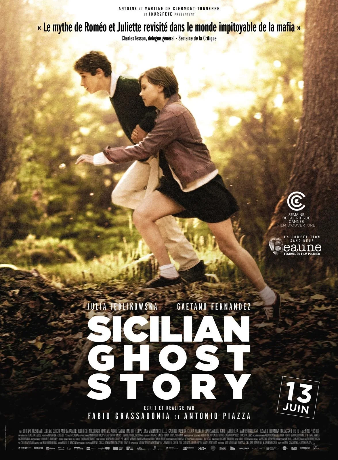 Une affiche de film intitulée "Sicilian Ghost Story" avec deux jeunes en train de courir dans une forêt, un garçon et une fille. 