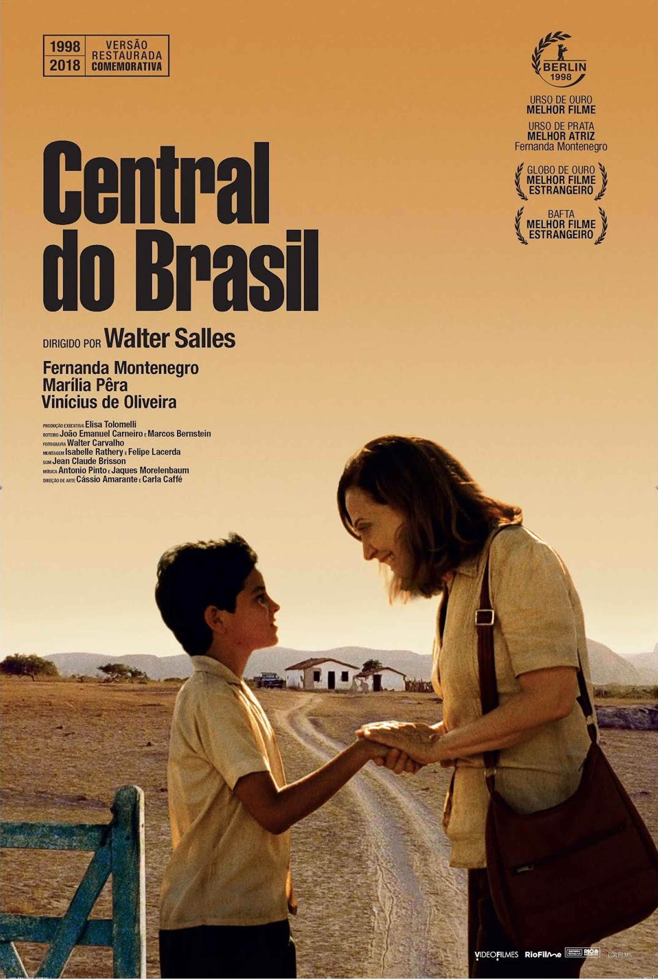 Affiche du film "Central do Brasil" montrant une femme et un garçon se regardant tendrement, dans un paysage rural au coucher du soleil avec une maison en arrière-plan.