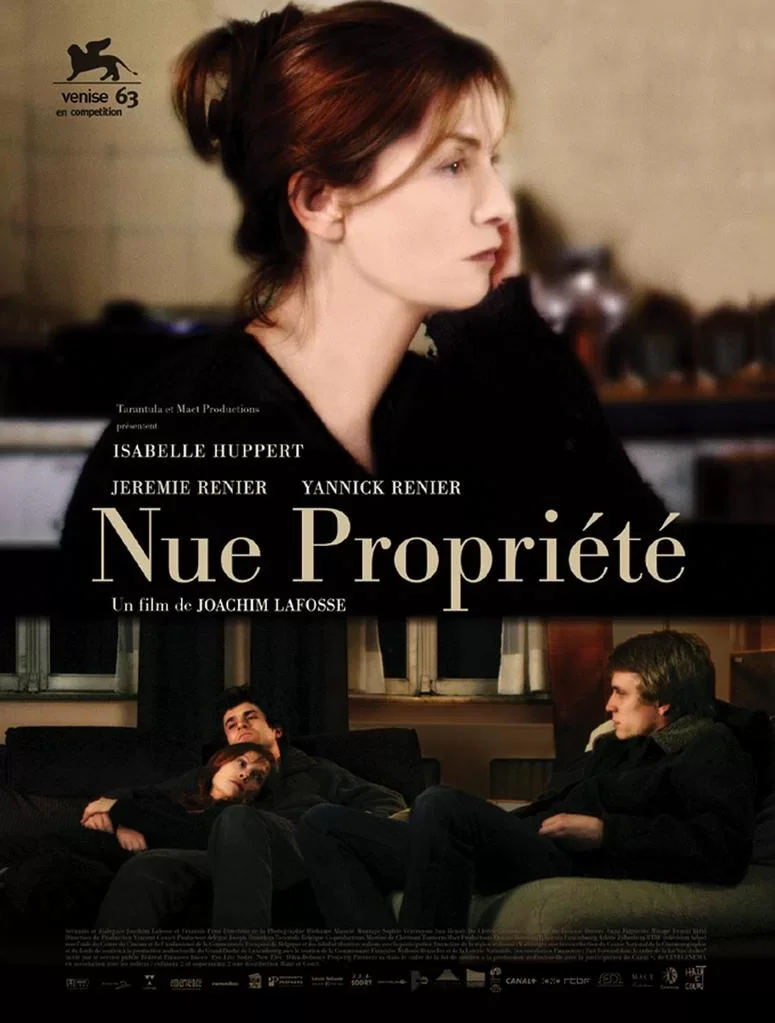 Affiche de film intitulée 'Nue Propriété' avec une image de trois jeunes adultes assis dans un salon, en arrière-plan une fenêtre avec rideaux. La femme principale a les cheveux roux, et il y a deux hommes, un bruns et un blond.