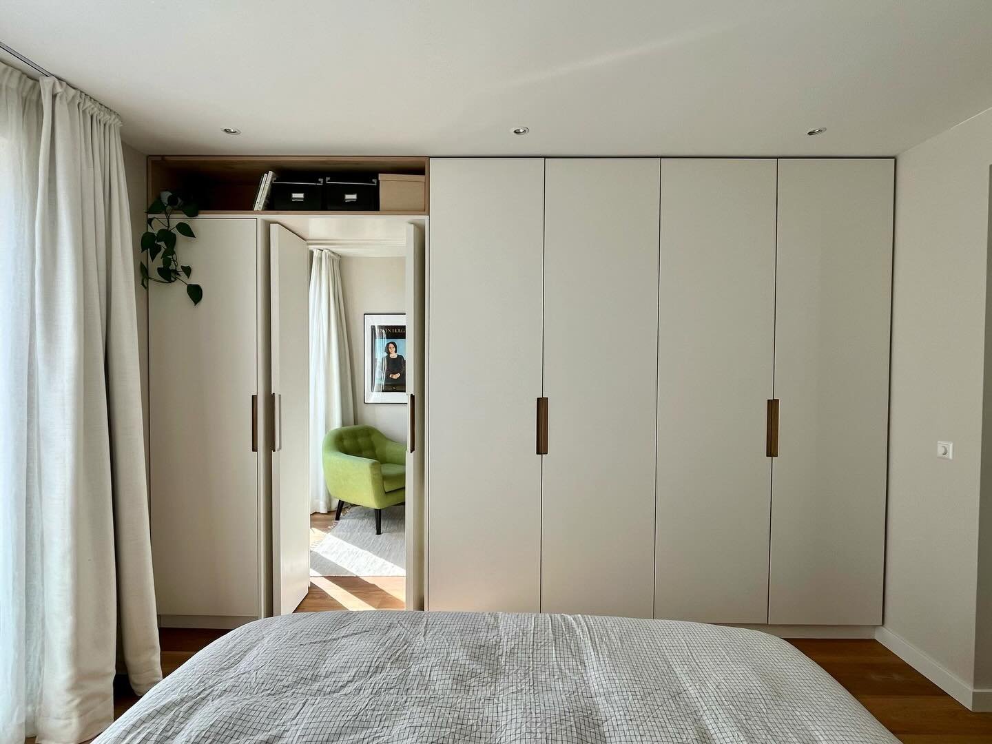 Dit is een garderobekast in de slaapkamer met dubbele deuren naar een hobby kamer. De wens was om alle deuren in de zelfde style te maken. Ook wilde ze het eiken van de vloer terug laten komen in de kast dus heb ik het open eiken blok boven de deur g