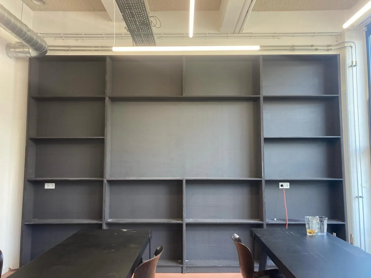 Grote wand kast in een kantoor van zwart MDF