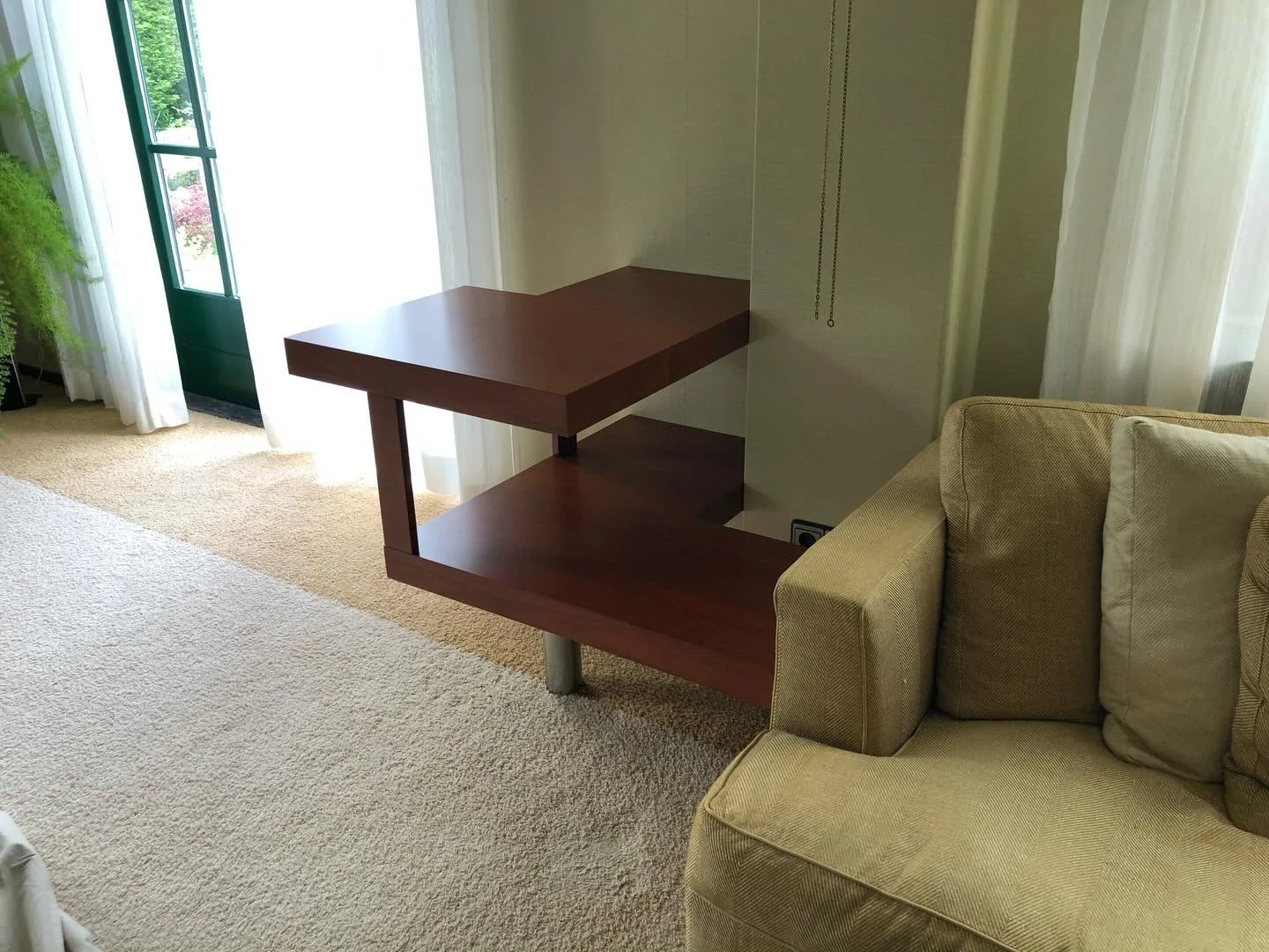 Bijzet tafel van noten gefineerd mdf met uittrek bureautje