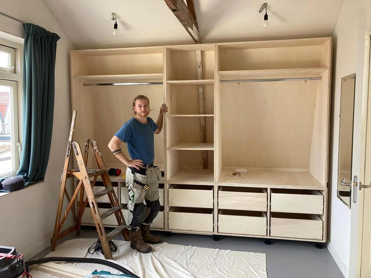 Druk bezig met deze garderobe kast voor Lei en Clara. De moeilijkheid zit hem in het schuine dakvlak, maar het is gelukt hij past mooi. Nu kunnen er deurtjes en frontjes op en kan de afwerking beginnen.  #garderobekast #meubelmaker #meubels #matsmeub
