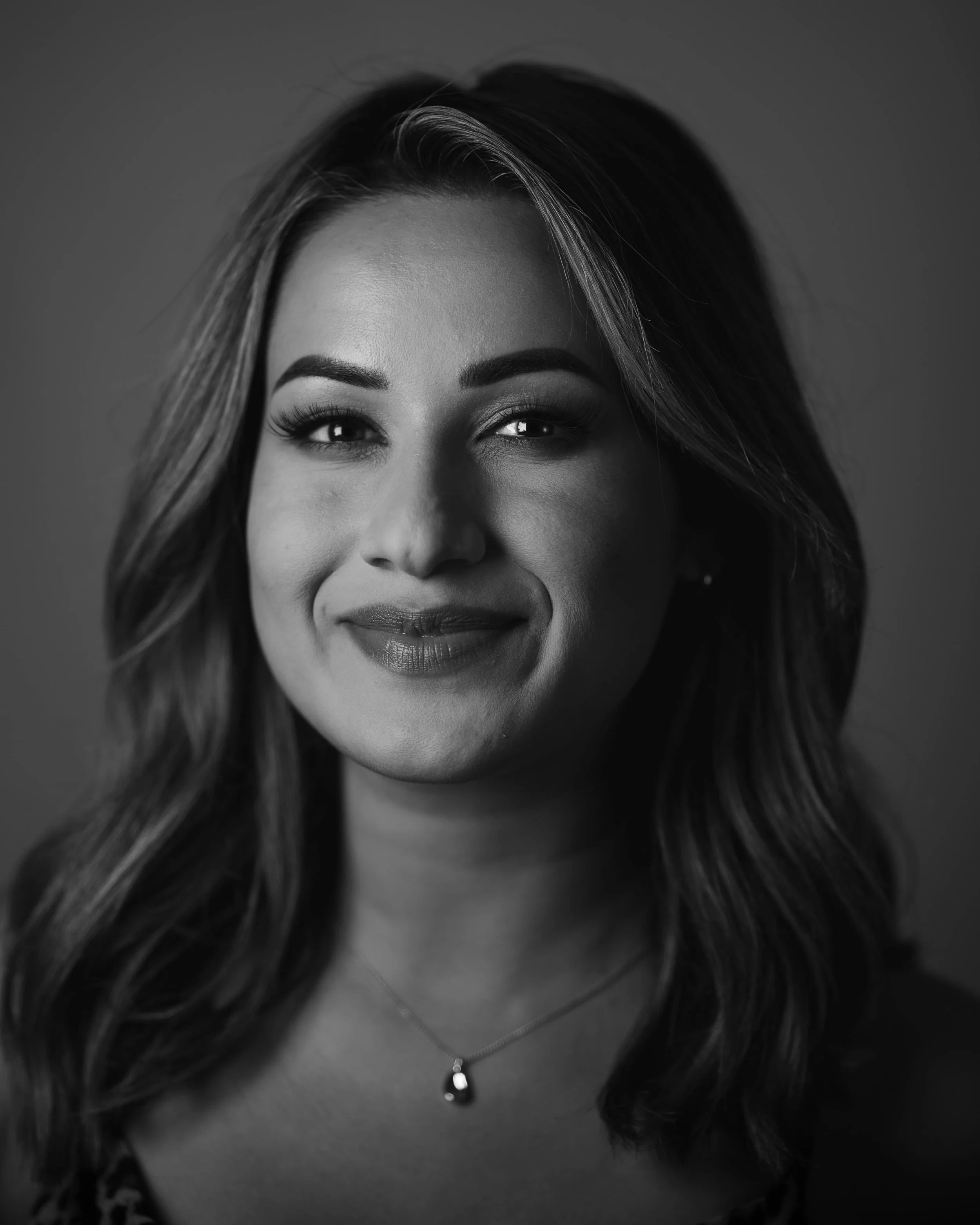 smilling model for inddor photoshoot