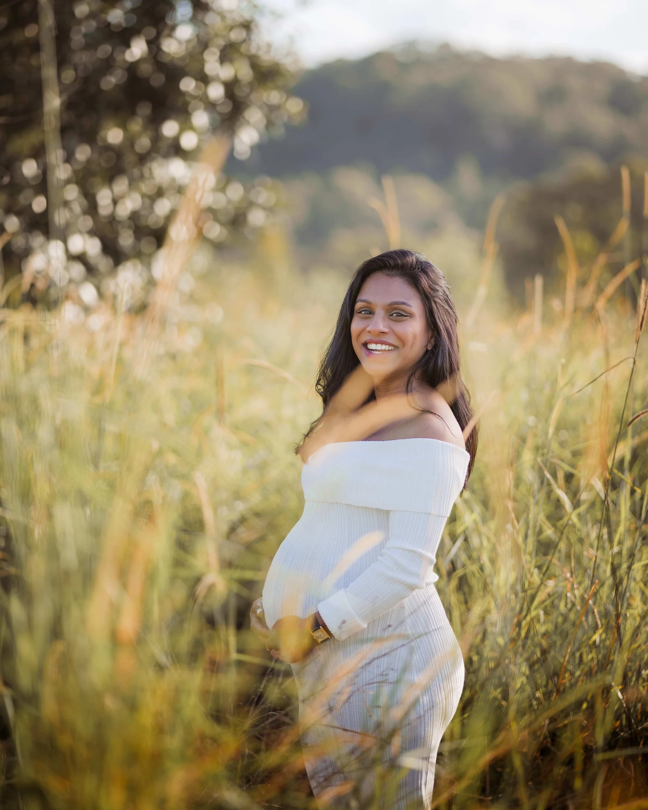 smilling pregnant woman in park