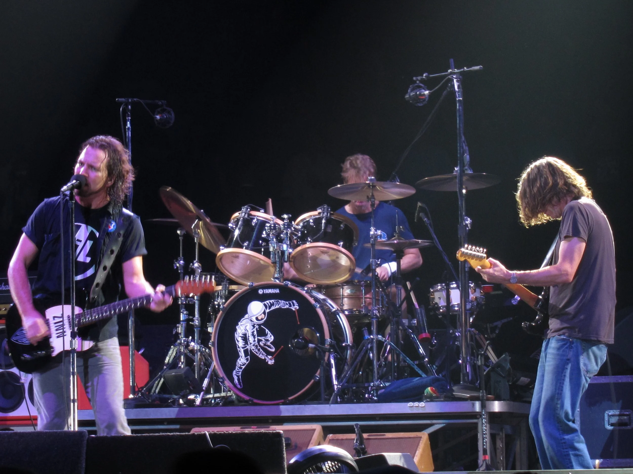 Pearl_Jam_at_Madison_Square_Garden,_May_20,_2010_22-photo-by-tammy-lo.jpg