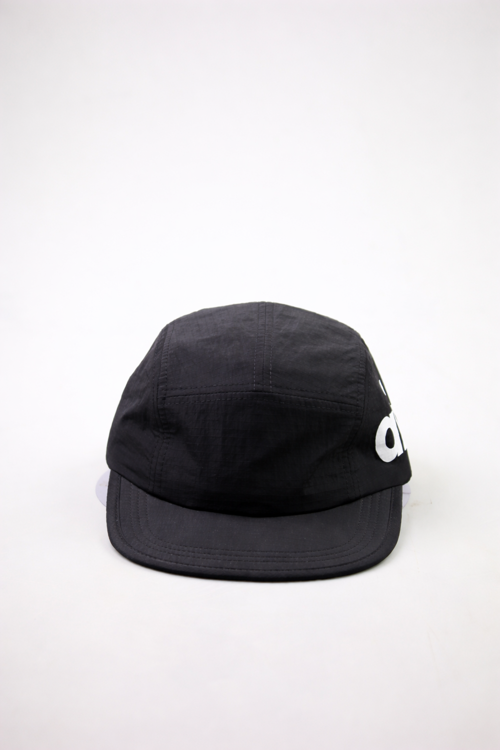 Casquette de course noire sur fond blanc.png
