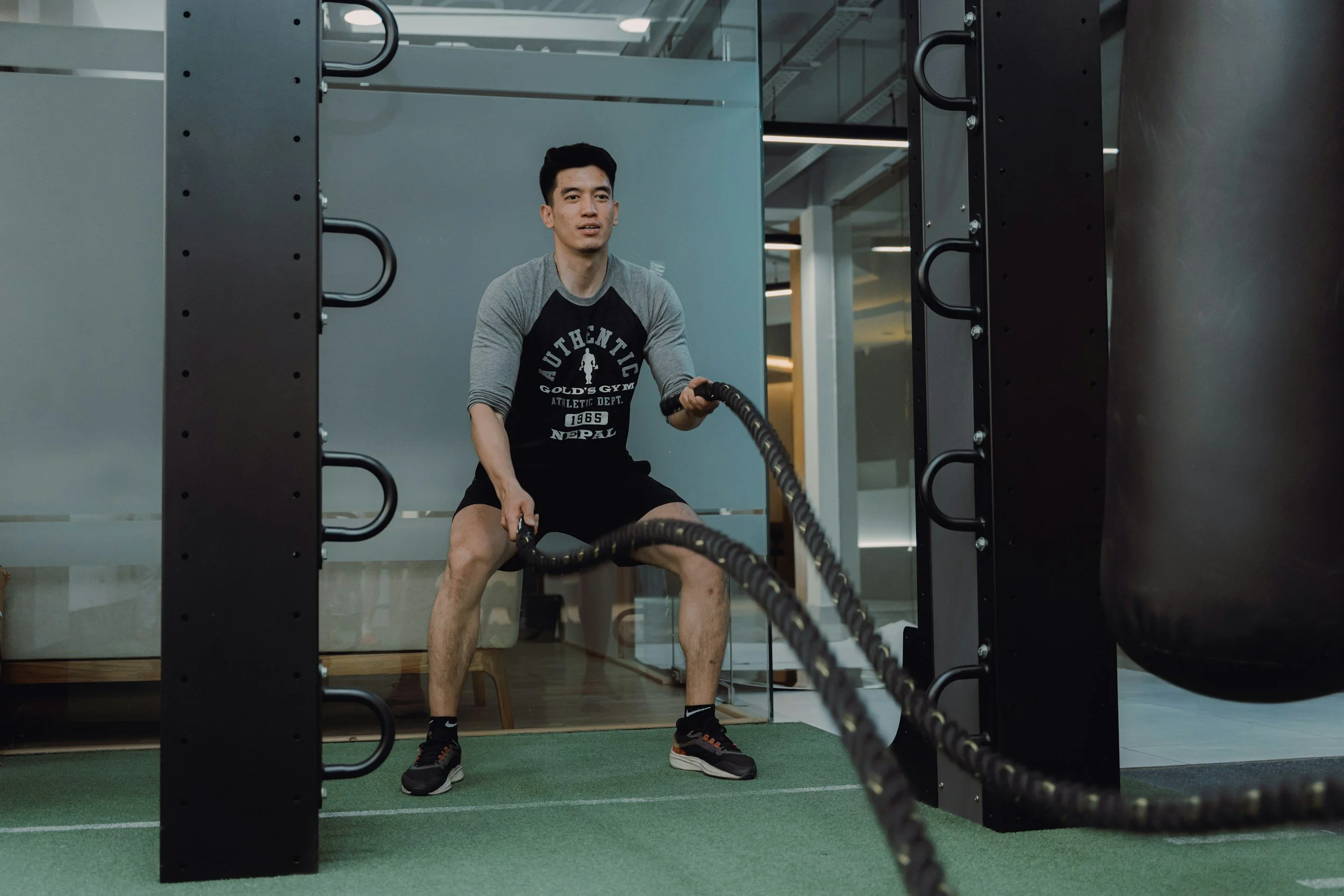 Man traindeert met gevechtskettingen in een sportschool
