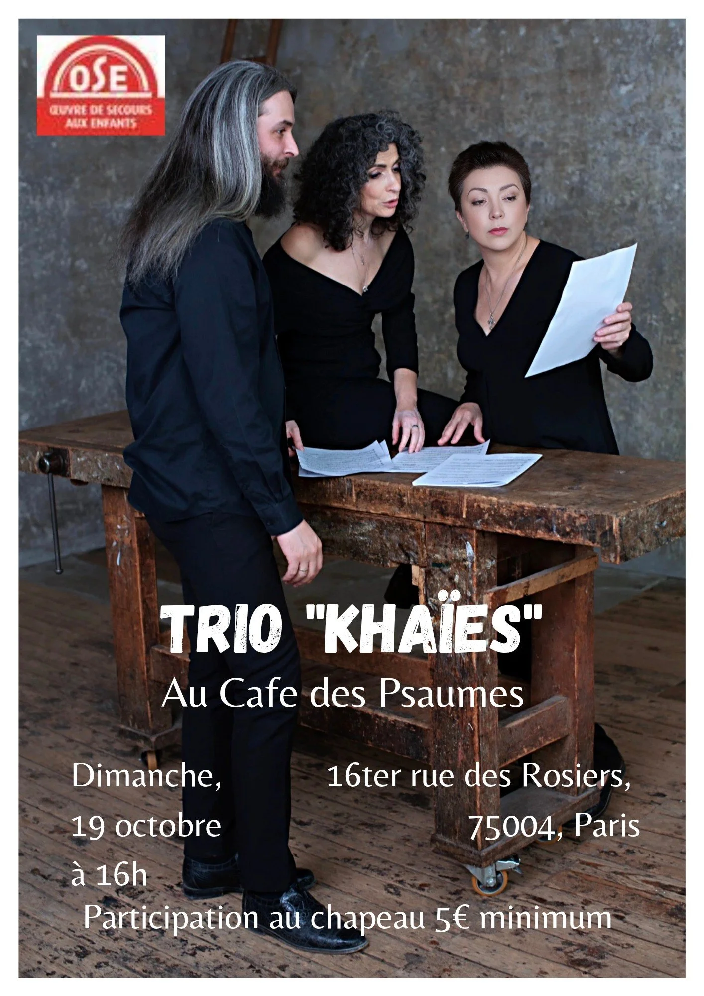 Une affiche promotionnelle pour un concert du trio 'Khaïs' au Café des Psaumes, montrant trois femmes lisant des papiers derrière une vieille table en bois, avec la date, l'heure et l'adresse de l'événement.