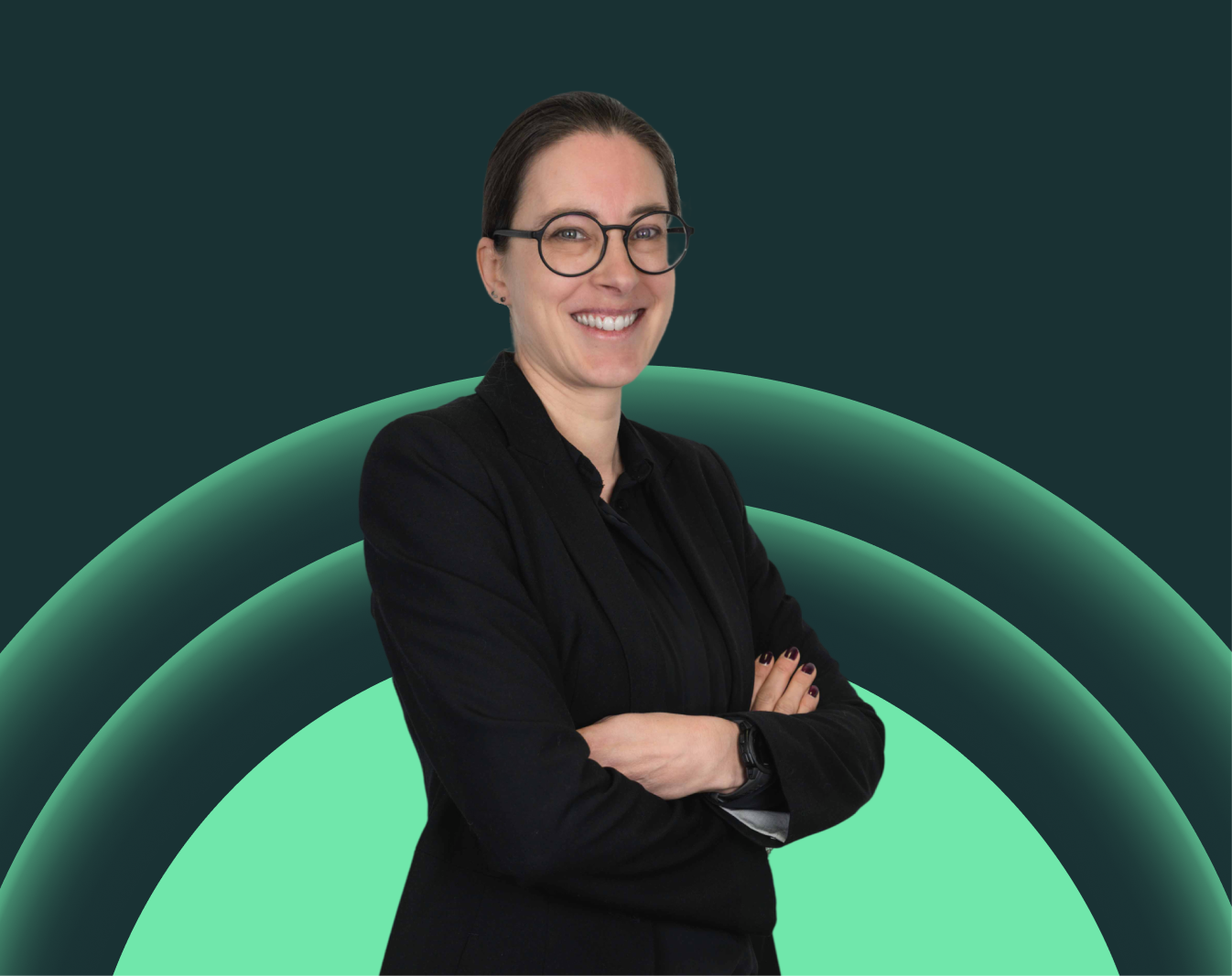 Eine lächelnde Frau mit Brille in schwarzer Kleidung vor einem digital gestalteten grünen und schwarzen Hintergrund.