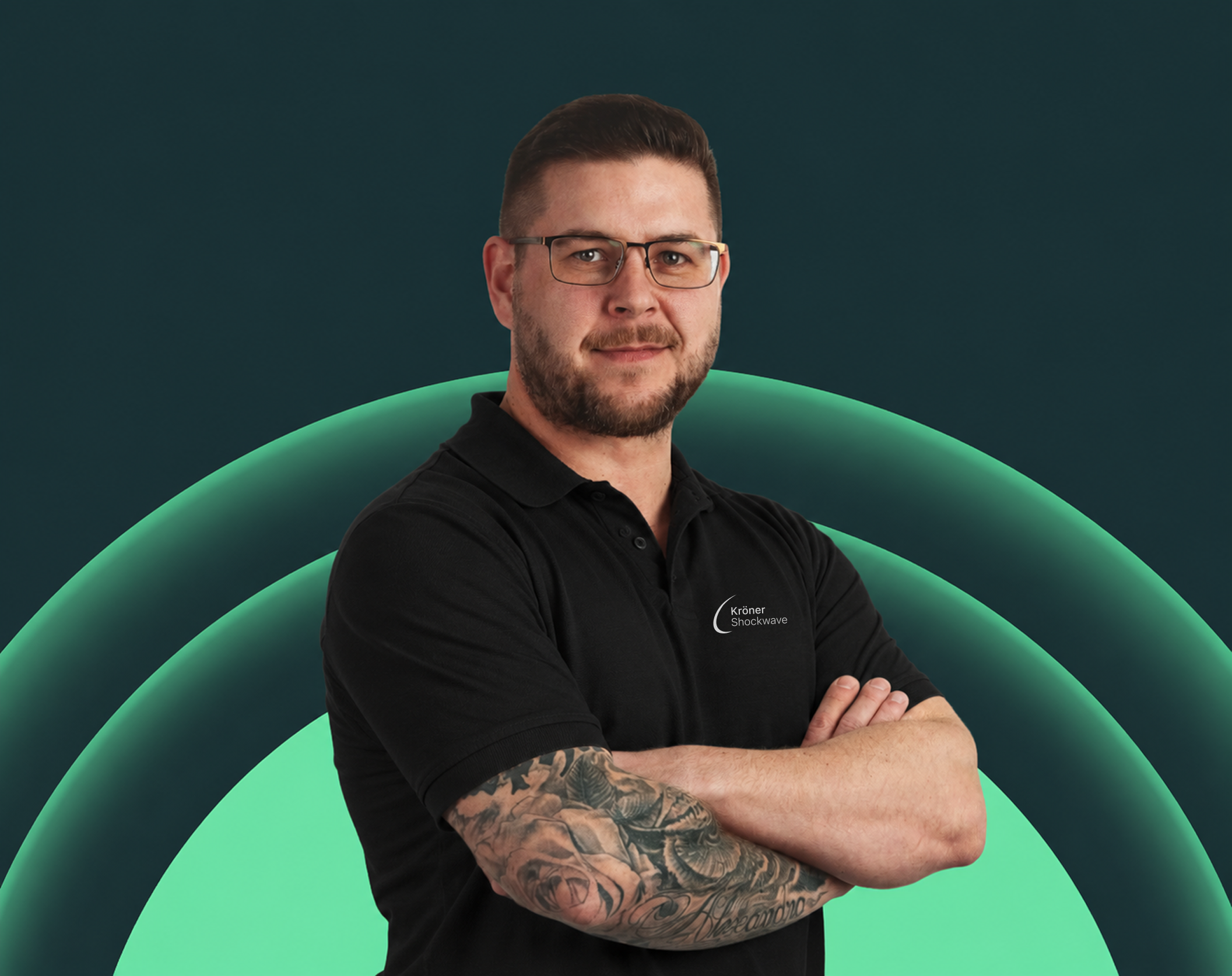 Ein Mann mit Brille, kurzen dunklen Haaren und tätowierten Armen, trägt ein weißes Polo-Shirt, steht vor einem digitalen Hintergrund mit grünen und schwarzen Kreisen.