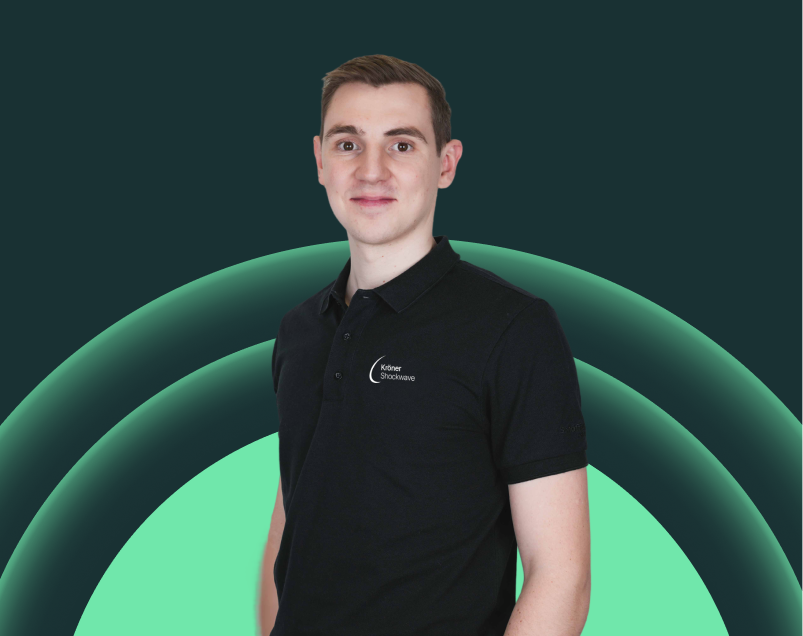 Junge Mann trägt schwarzes Polo-Shirt vor digitalem Hintergrund mit grünen, halbkreisförmigen Linien.