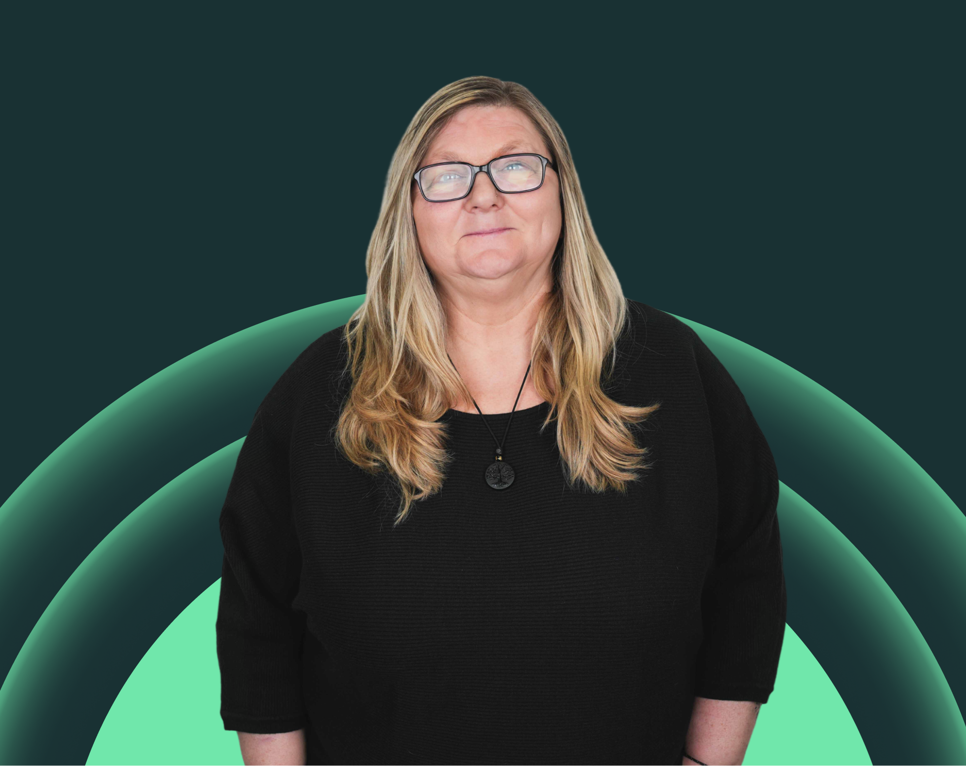 Porträt einer Frau mit langen blonden Haaren, Brille und schwarzem Pullover vor einem grünen und schwarzen Hintergrund.