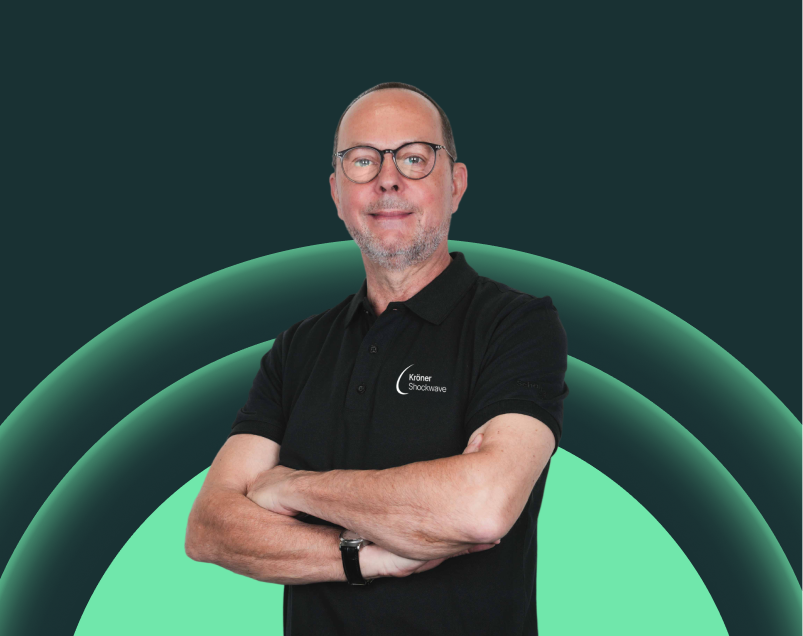 Ein Mann in einem weißen Hemd und grauem Weste, der vor einem digital gestalteten Hintergrund steht.