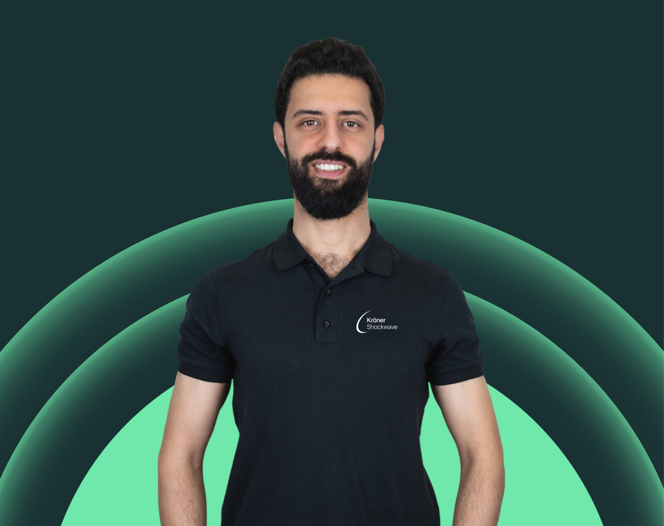 Ein Mann mit dunklem Haar und Bart trägt ein schwarzes Polo mit dem Logo 'Kräner Shockwave', vor einem Hintergrund mit grünen Kreisen.