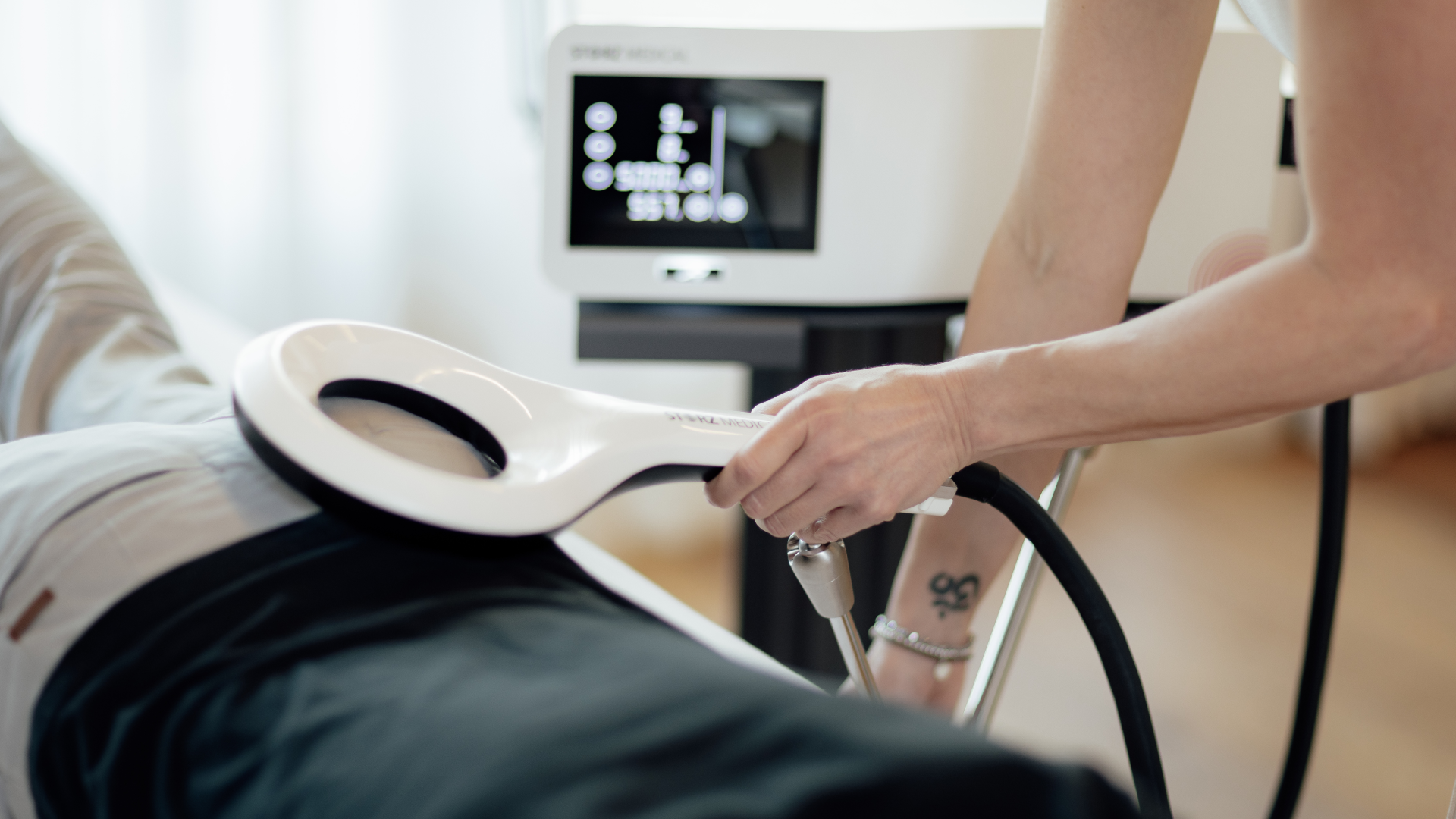 Arzt führt eine Ultraschalluntersuchung an einem Patienten im Krankenhaus durch.