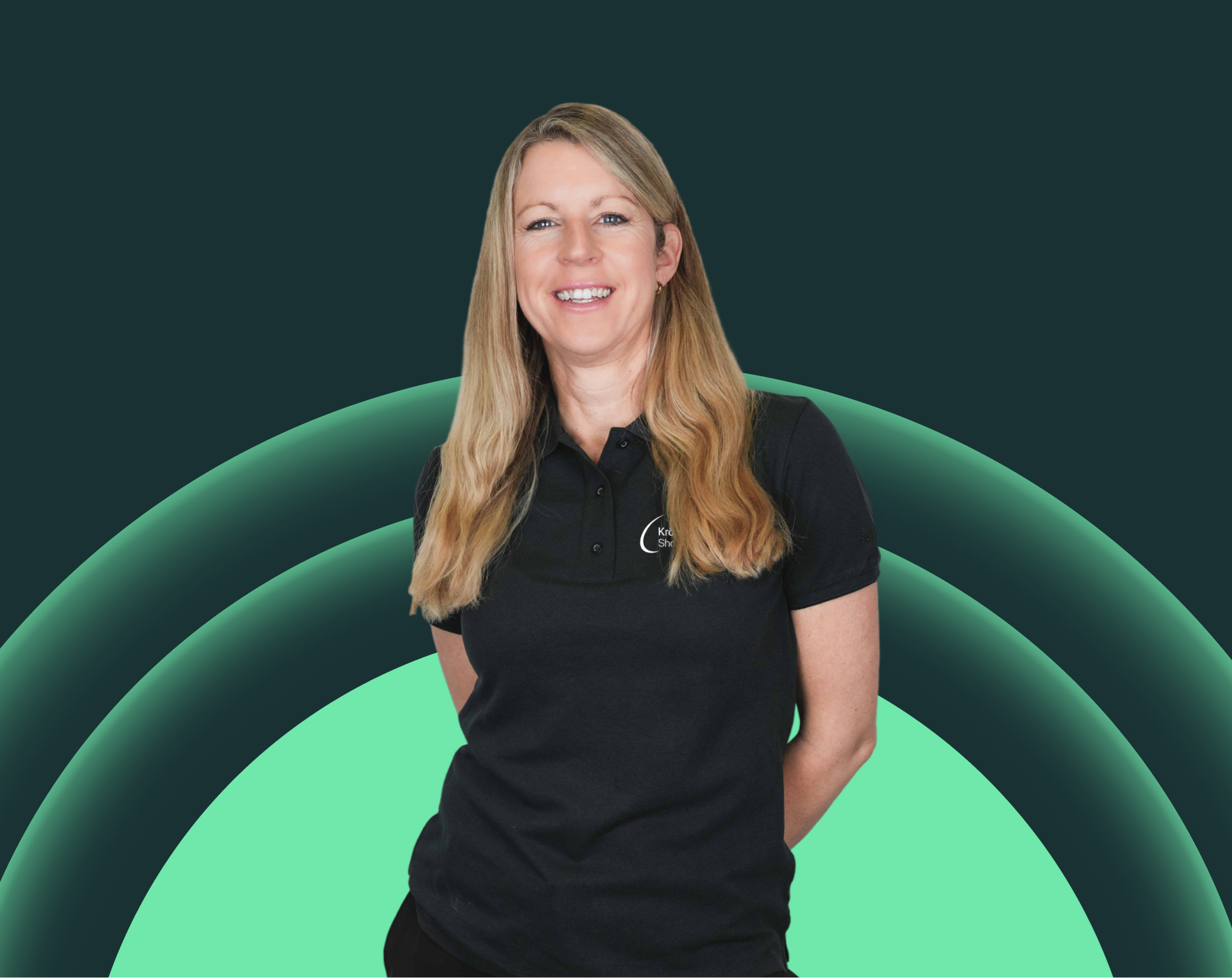 Ein Portrait einer lächelnden Frau mit langen, blonden Haaren, trägt ein schwarzes Polo-Shirt mit einem Logo. Der Hintergrund besteht aus abstrakten grünen Linien auf dunklem Hintergrund.
