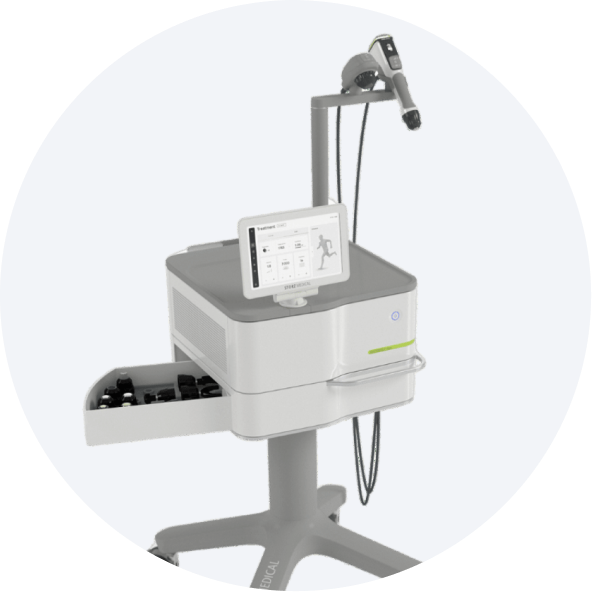 Medizinisches Gerät mit Bildschirm und Arm, vermutlich für physikalische Therapie oder Rehabilitation, auf einem Ständer mit Schublade.
