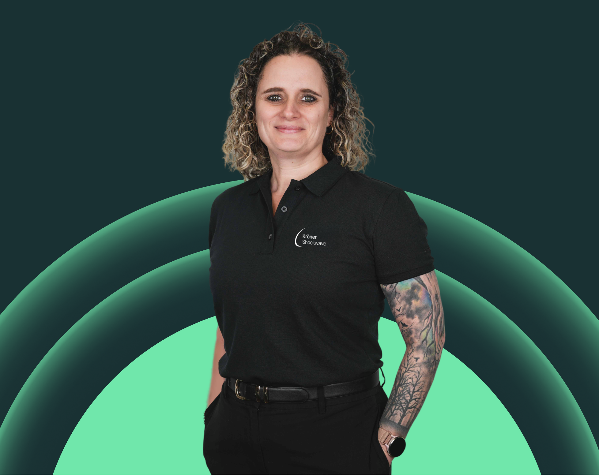 Eine Frau mit blonden, lockigen Haaren, tätowierten Armen und schwarzem Polo-Shirt, vor einem grünen Hintergrund mit geschwungenen Linien.