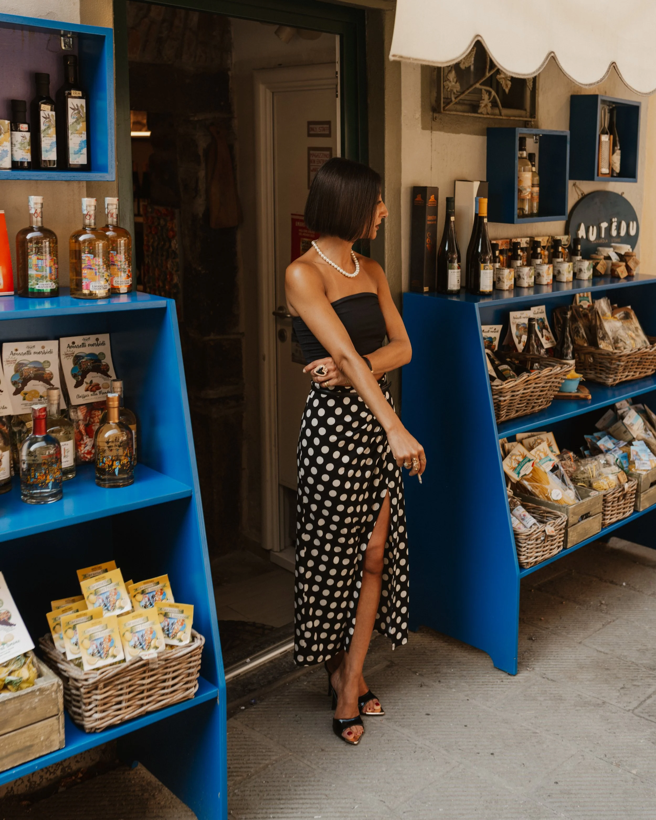 Vernazza elegant woman.jpg