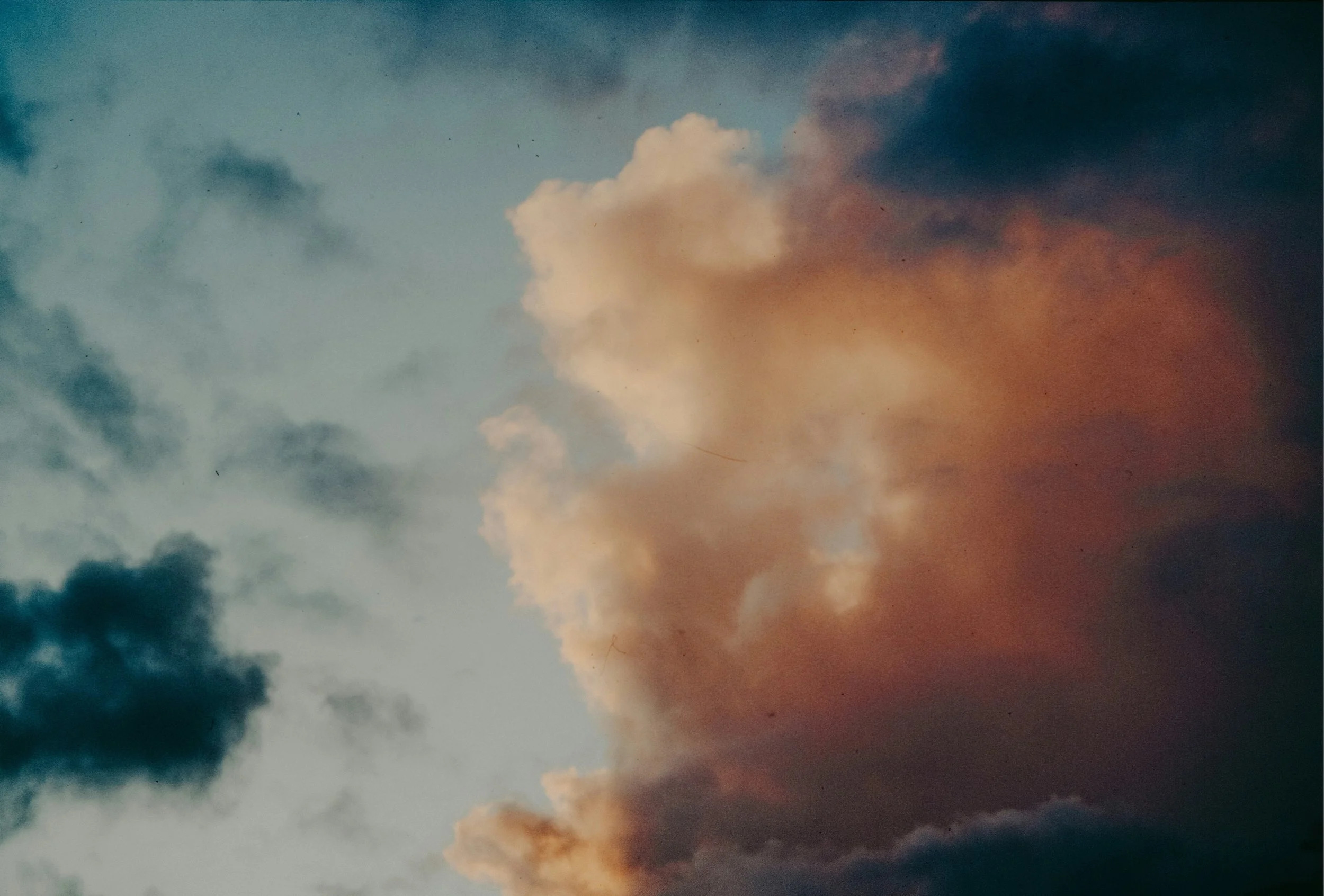 Een sky met verschillende gekleurde wolken tijdens zonsondergang of zonsopgang.