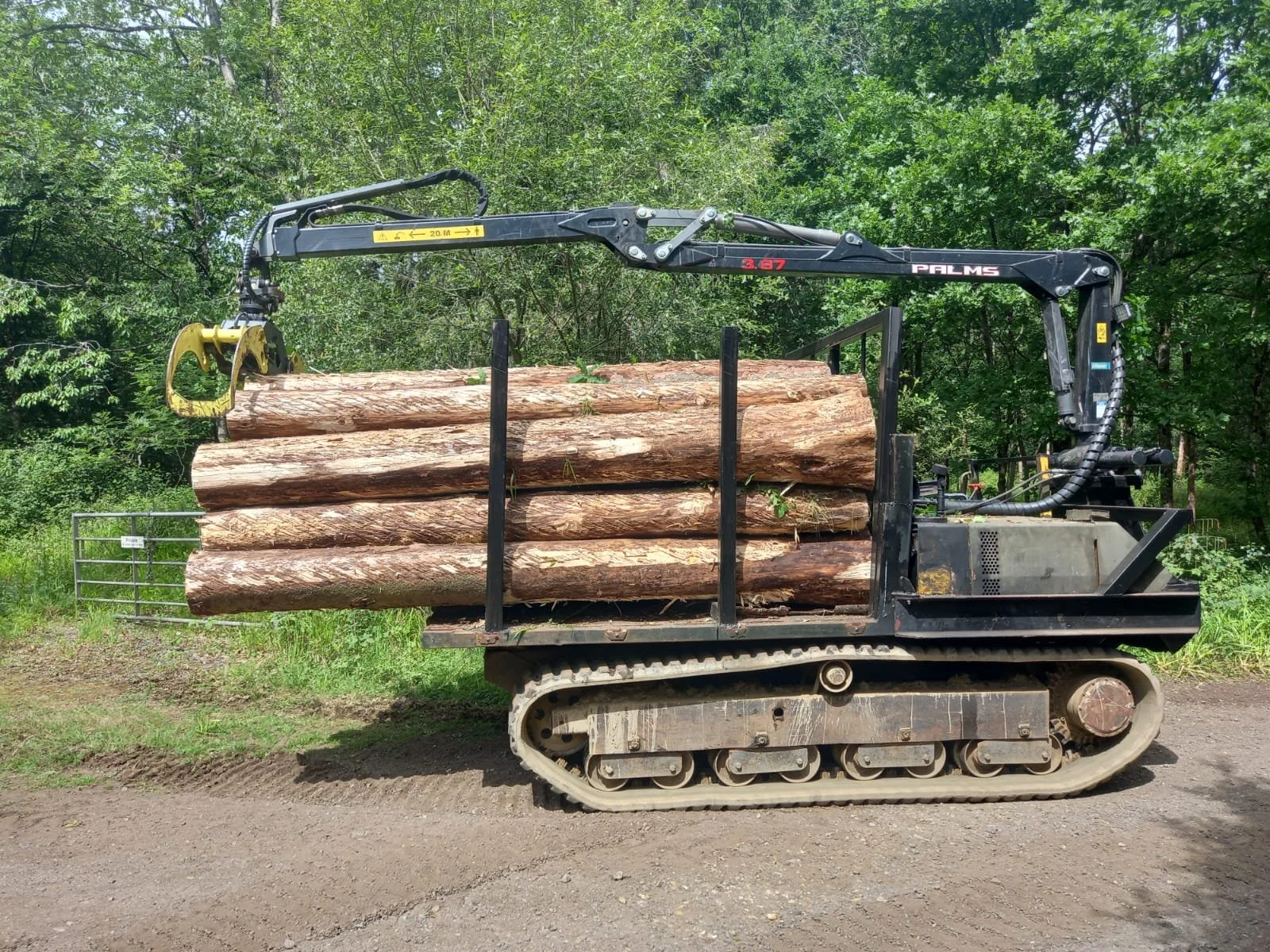 Timber forwarding using the tracked dumper