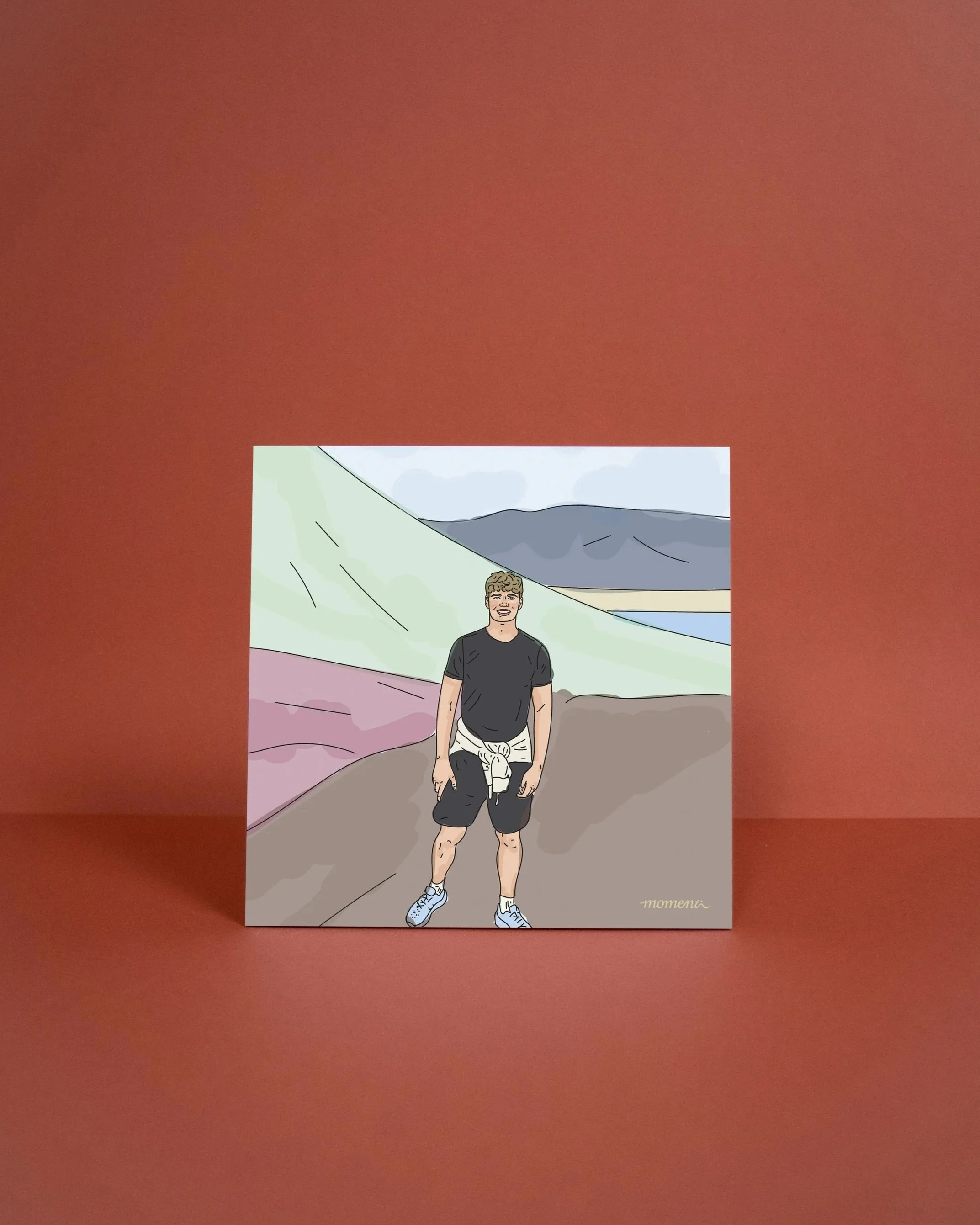 Illustratie van een jonge man die buiten staat met een achtergrond van bergen en water. Hij draagt een zwart shirt, korte broek, en sportschoenen, met een jas om de middel.