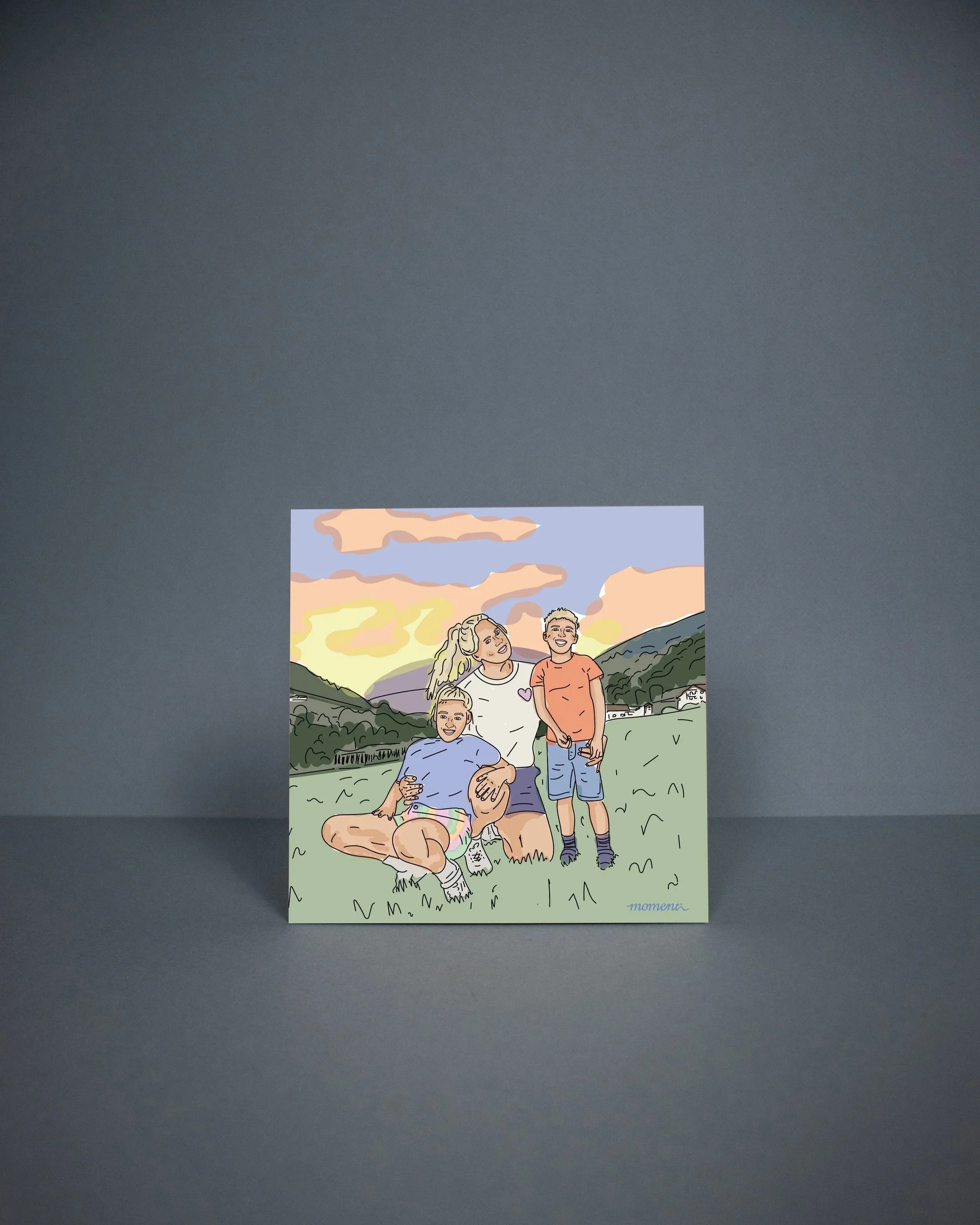 Een getekende familie die op een heuvel zit en staat met een bergachtig landschap en een kleurrijke zonsondergang op de achtergrond.