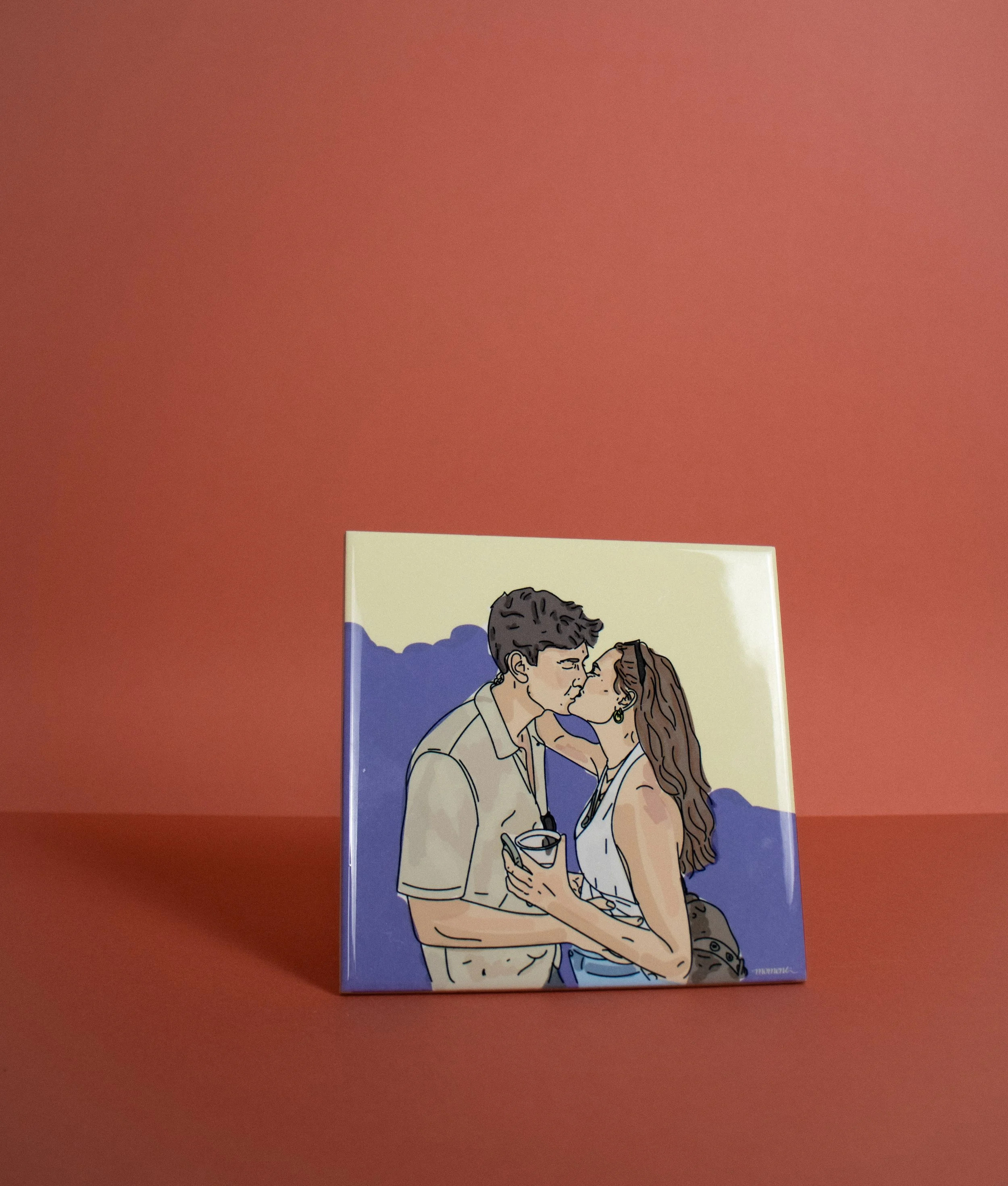 Illustratie van een koppel dat elkaar kust, met een berglandschap op de achtergrond, op een canvas tegen een roodbruine muur.