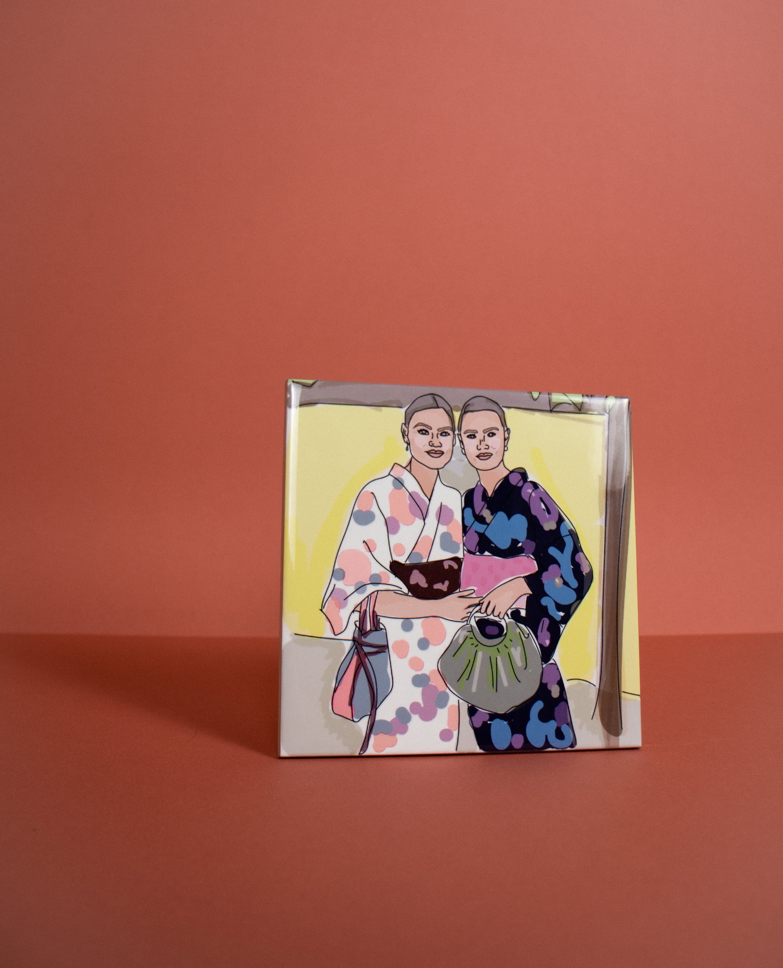 Illustratie van twee vrouwen in kimono's met een kleurrijk patroon, staand naast elkaar, met een gele achtergrond.