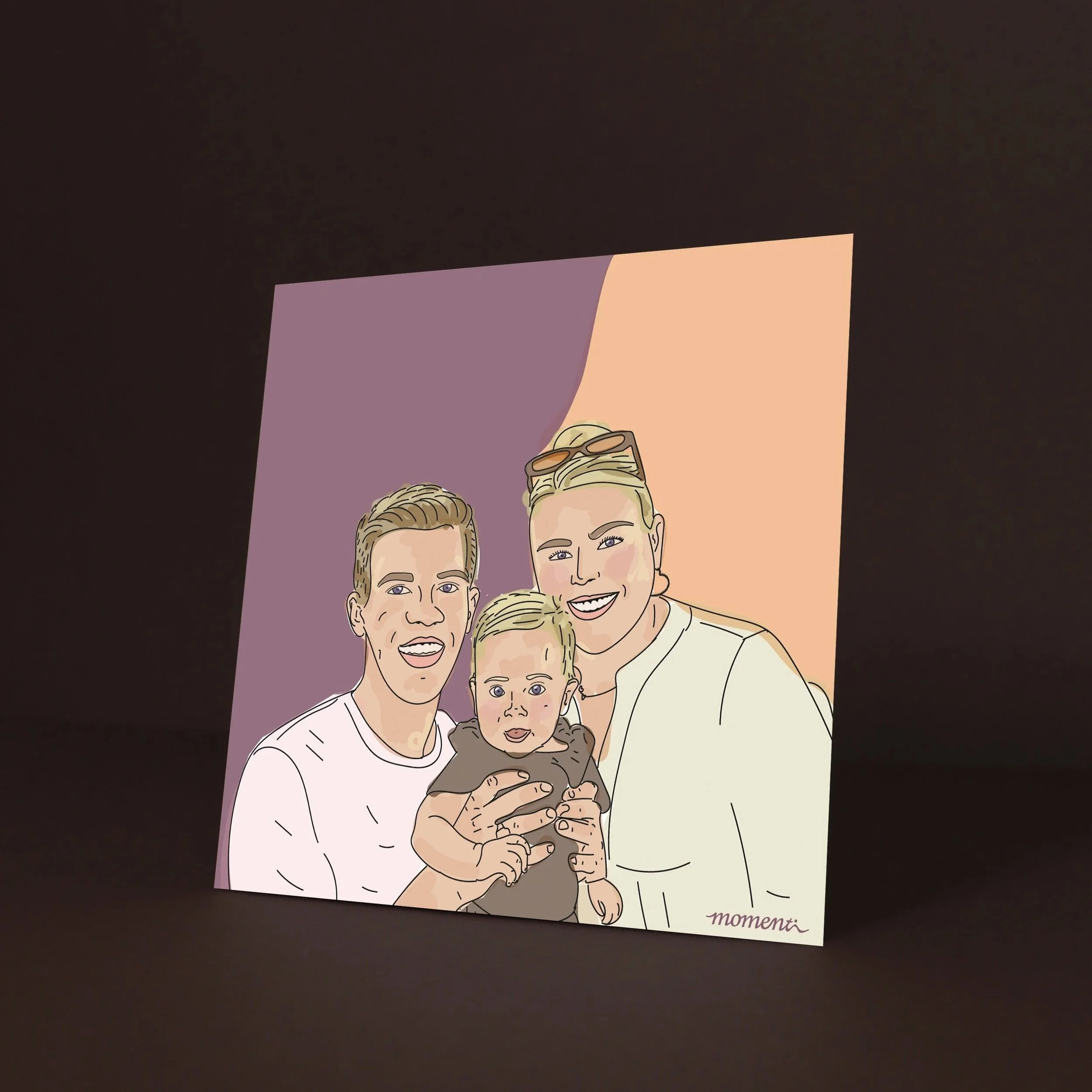 Illustratie van twee volwassenen en een kind, allemaal lachend en poseren voor een foto. De achtergrond is verdeeld in twee kleuren, paars en peach.