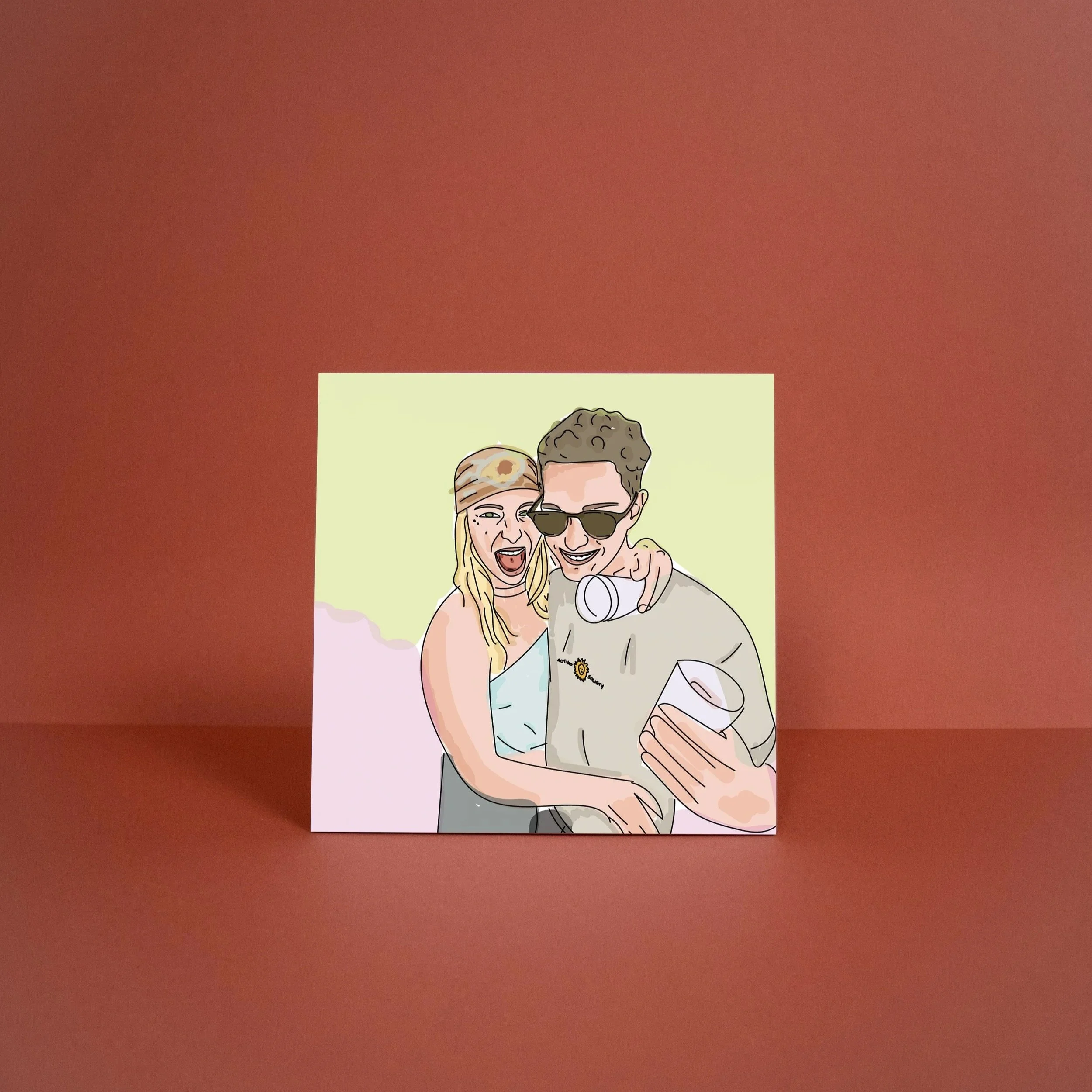 Cartoon van een lachend paar op een feestje, de vrouw heeft lang blond haar en draagt een haarband, de man draagt zonnebril en houdt een drankje vast.